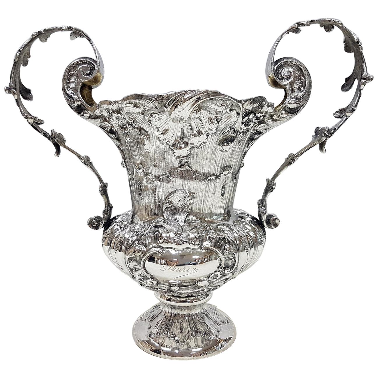 Italienische Silbervase des 19. Jahrhunderts im Barocco-Stil mit Henkeln und vergoldeter Innenseite im Angebot