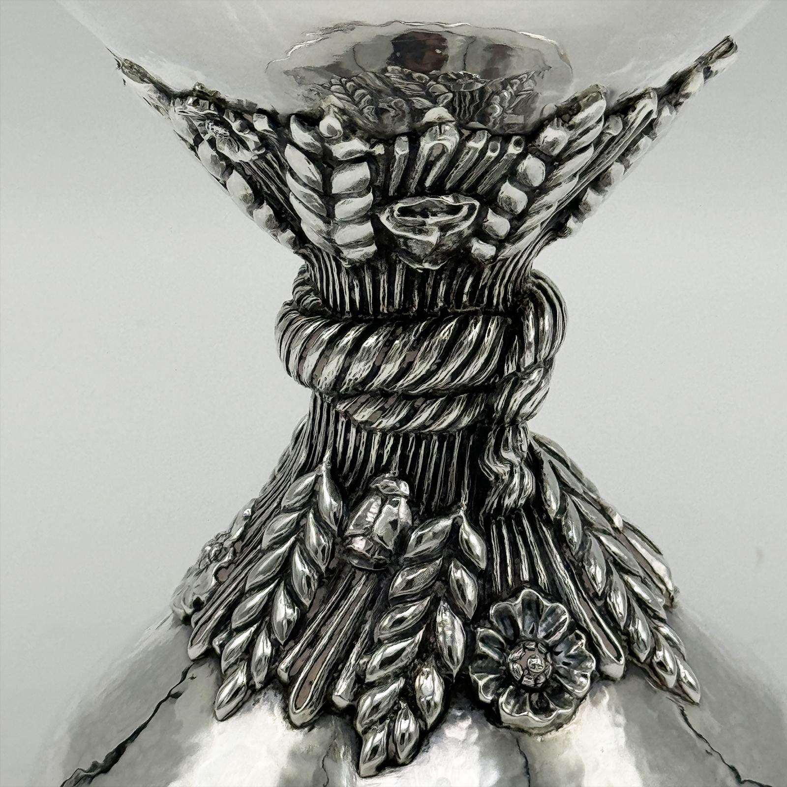 Vaso in argento a forma di calice con decorazione a grano al centro della ciotola e della base.  Questo pezzo è del 19° secolo, firmato Buccellati Italia, con marchi all'interno della base.
Dimensioni:
H. 8.50, Diam: 5, Base: 4.75 pollici.

