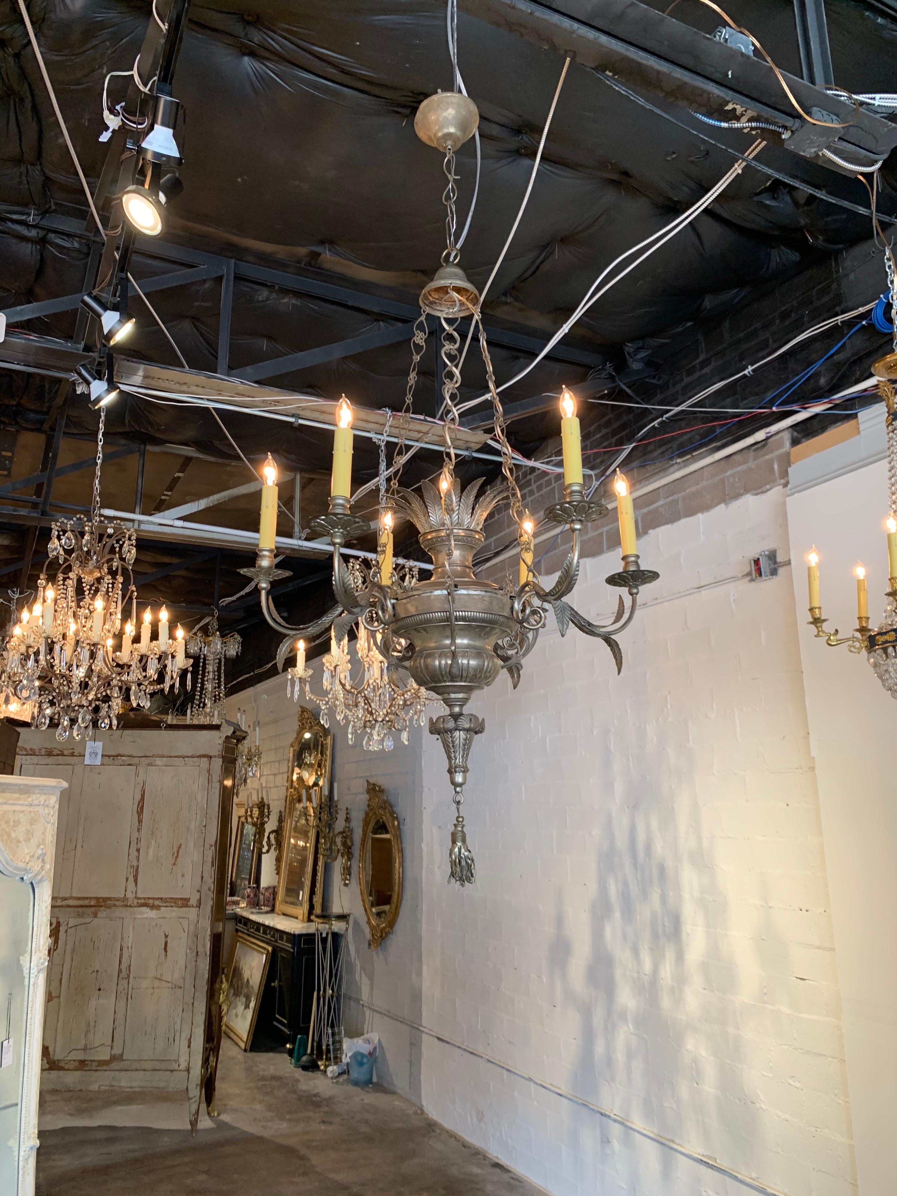 Raffinato lampadario a 6 luci in ottone argentato del XIX secolo. Graziosi dettagli sulla base e sulle braccia. Una grande aggiunta che si abbina a una varietà di decori!