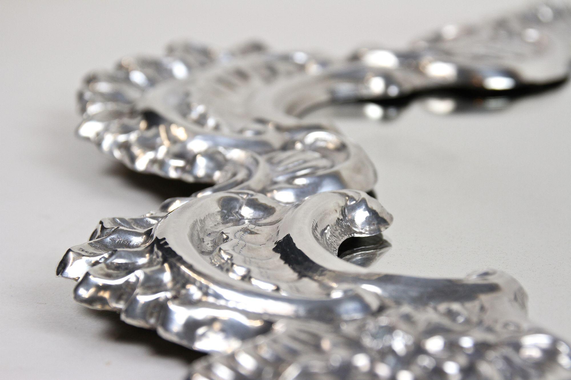 19. Jahrhundert Italienischer versilberter Wandspiegel, geprägtes Kupfer, Venedig ca. 1880 im Angebot 9