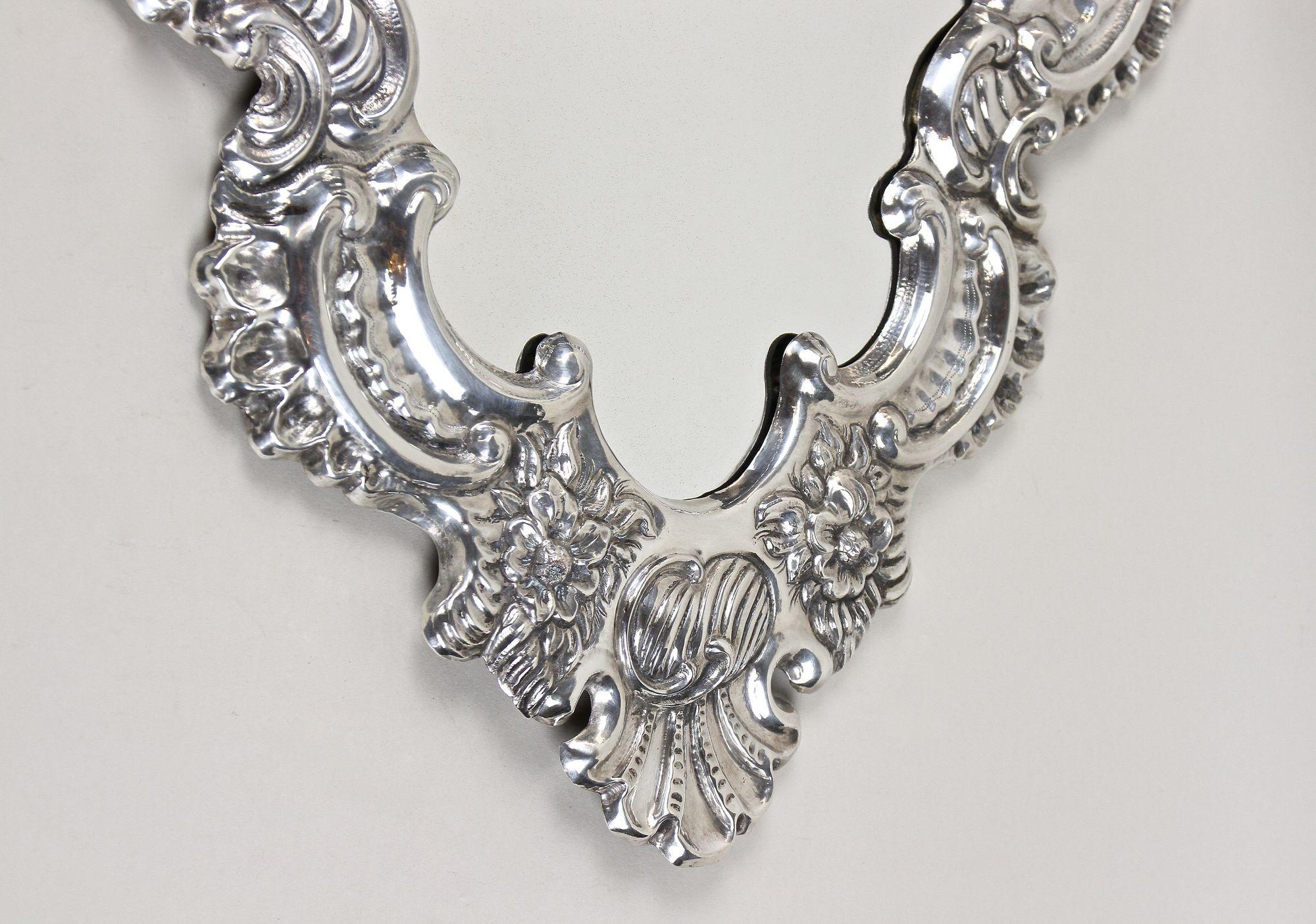 19. Jahrhundert Italienischer versilberter Wandspiegel, geprägtes Kupfer, Venedig ca. 1880 (Silber) im Angebot