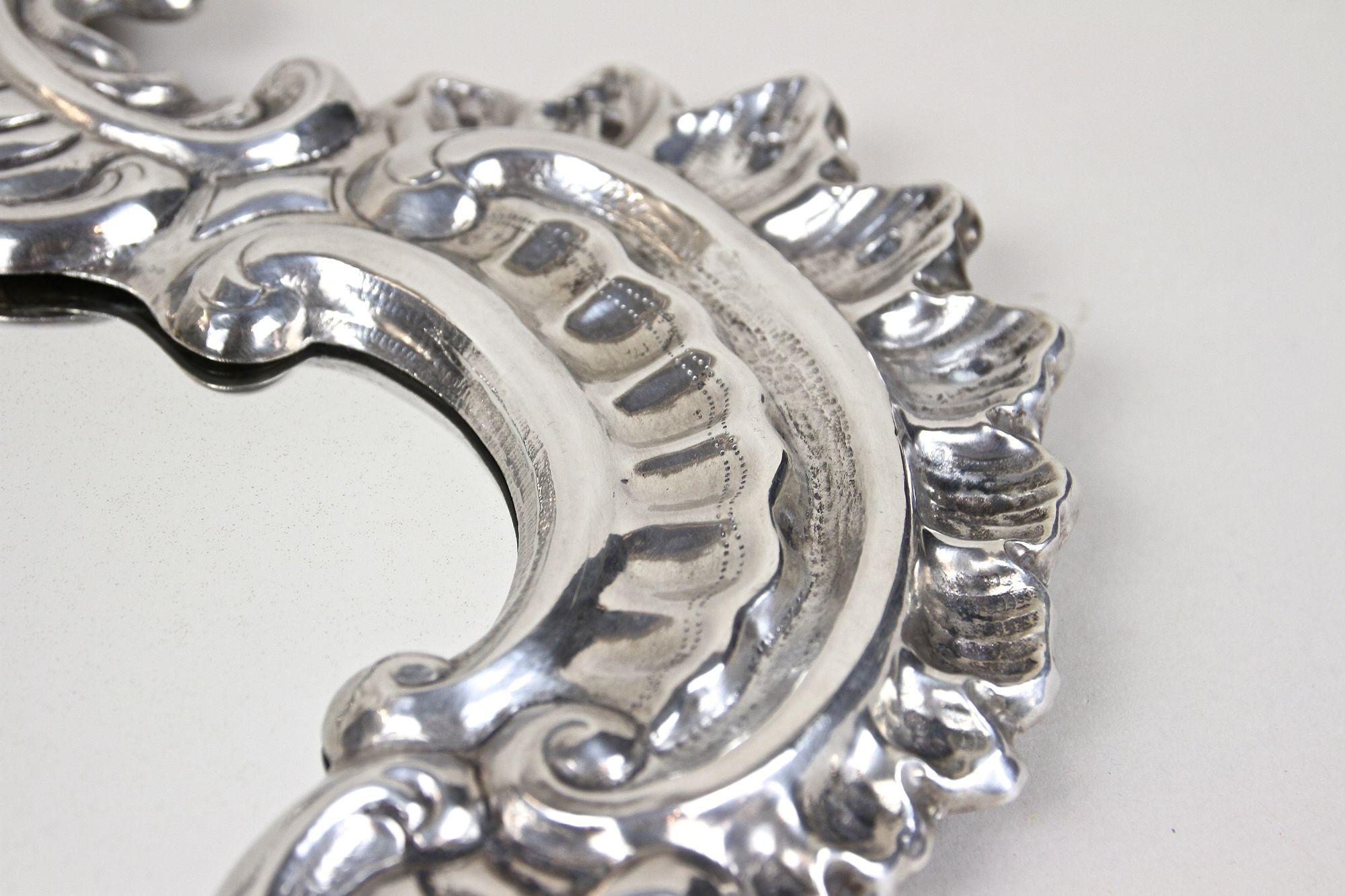 19. Jahrhundert Italienischer versilberter Wandspiegel, geprägtes Kupfer, Venedig ca. 1880 im Angebot 3