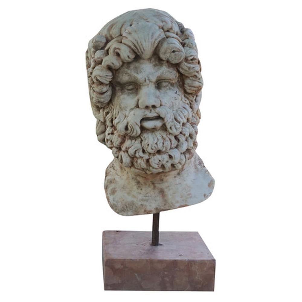 Masque italien antique de Socrate, philosophe grec classique (470-399 av. J.-C.). Sculpté à la main en marbre blanc de Carrare et monté sur une base en marbre Rosso Verona, en bon état. Usure conforme à l'âge et à l'utilisation. Circa 1860 - 1880,