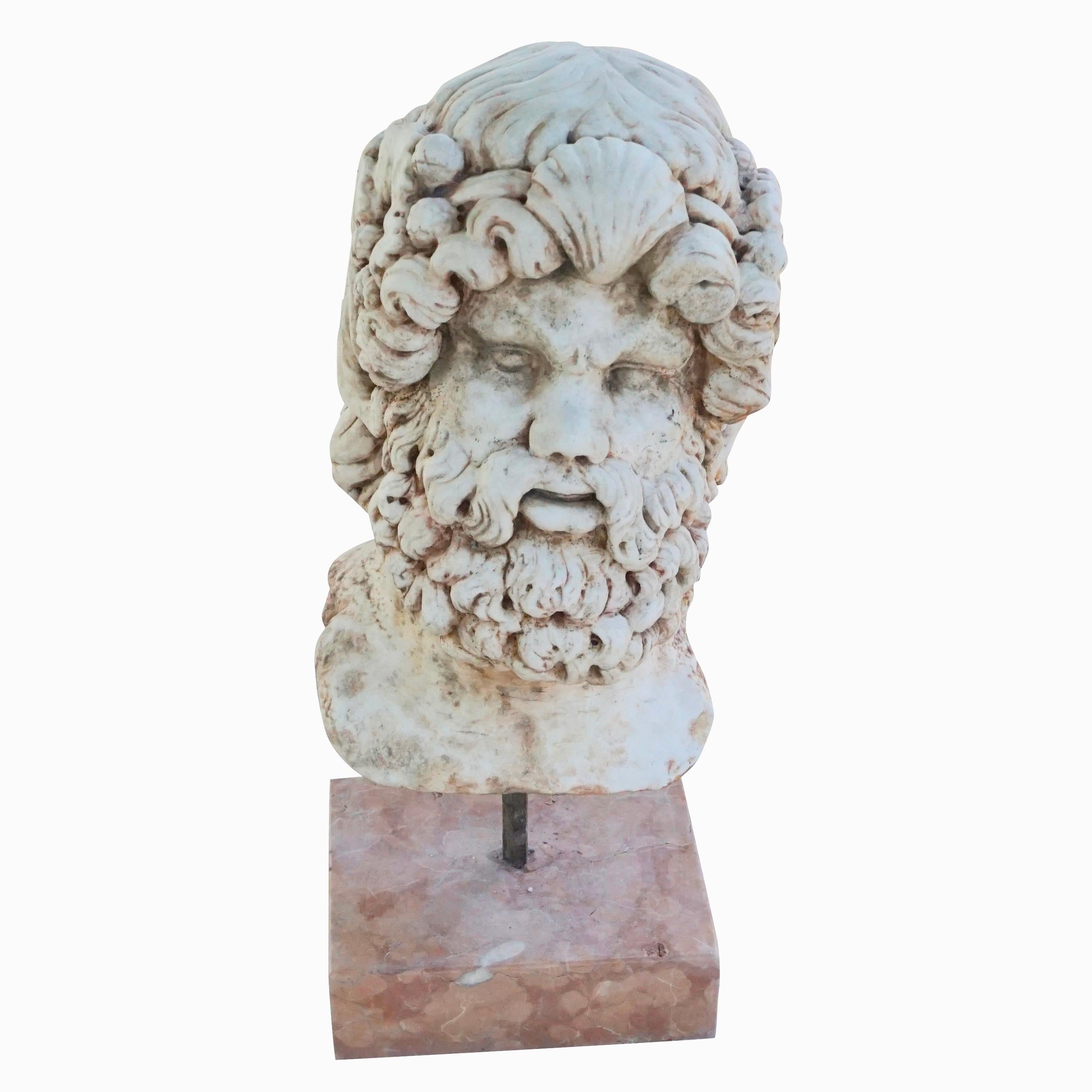 Antica maschera italiana della fine del XIX secolo raffigurante Socrate, il filosofo greco classico del 470-399 a.C.. Scolpito a mano in marmo bianco di Carrara e montato su una base in marmo Rosso Verona, in buone condizioni. Leggero scolorimento