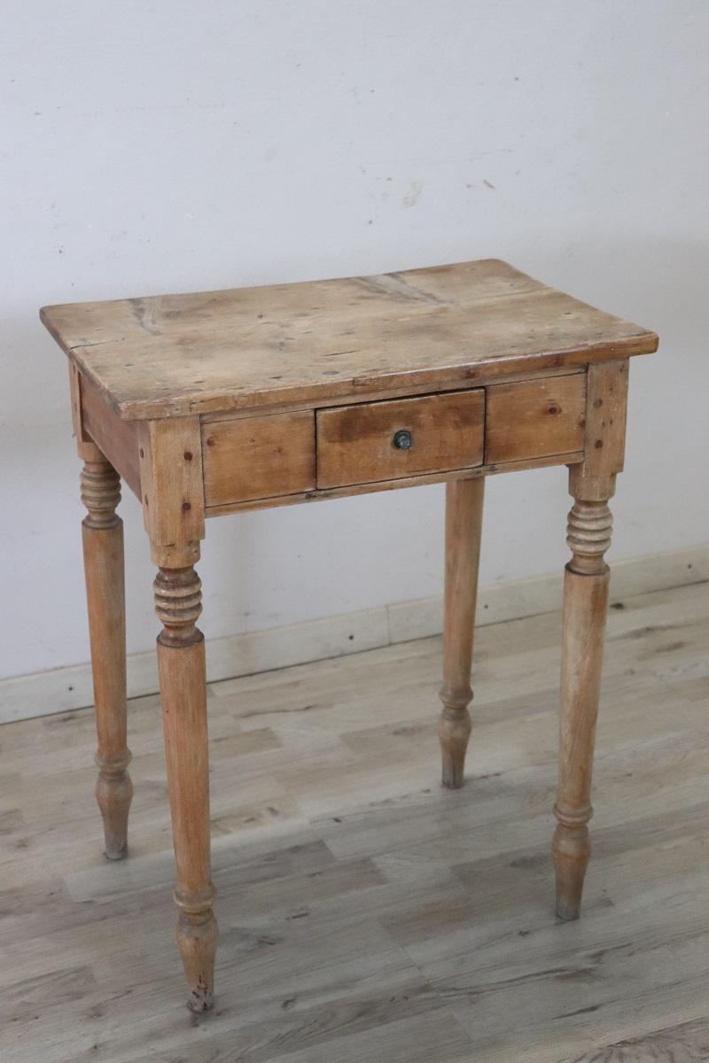 Nous vous présentons cette table d'appoint italienne ancienne du milieu du 19ème siècle, fabriquée pendant la période Louis Philippe.

Réalisée en élégant bois de sapin massif, ses lignes sont simples, sans ornements particuliers, caractérisées par