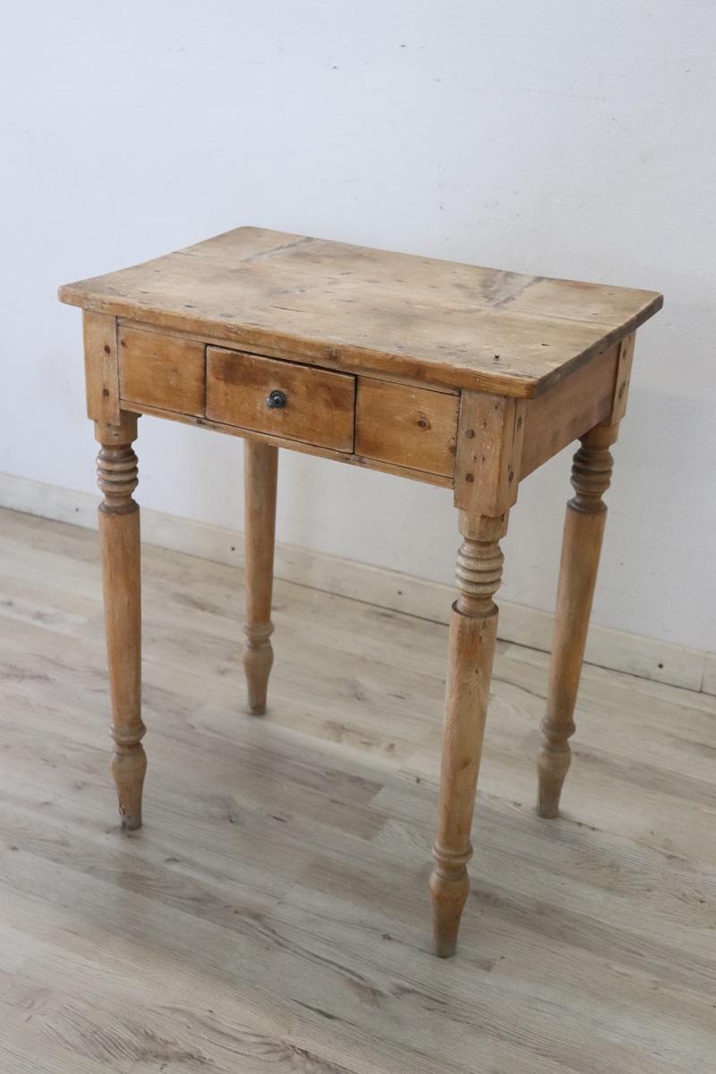Louis-Philippe Table d'appoint italienne ancienne du 19ème siècle en bois de sapin massif de couleur naturelle en vente