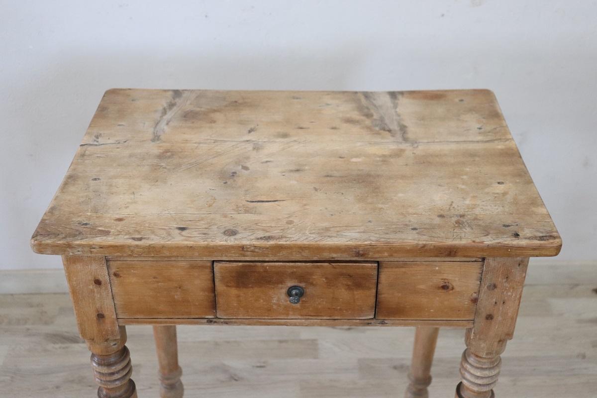 Table d'appoint italienne ancienne du 19ème siècle en bois de sapin massif de couleur naturelle Bon état - En vente à Casale Monferrato, IT