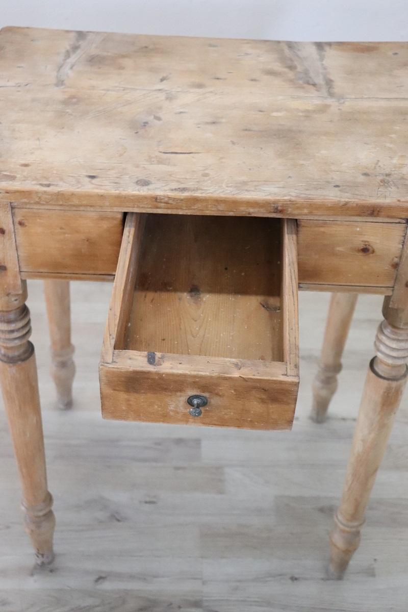 XIXe siècle Table d'appoint italienne ancienne du 19ème siècle en bois de sapin massif de couleur naturelle en vente