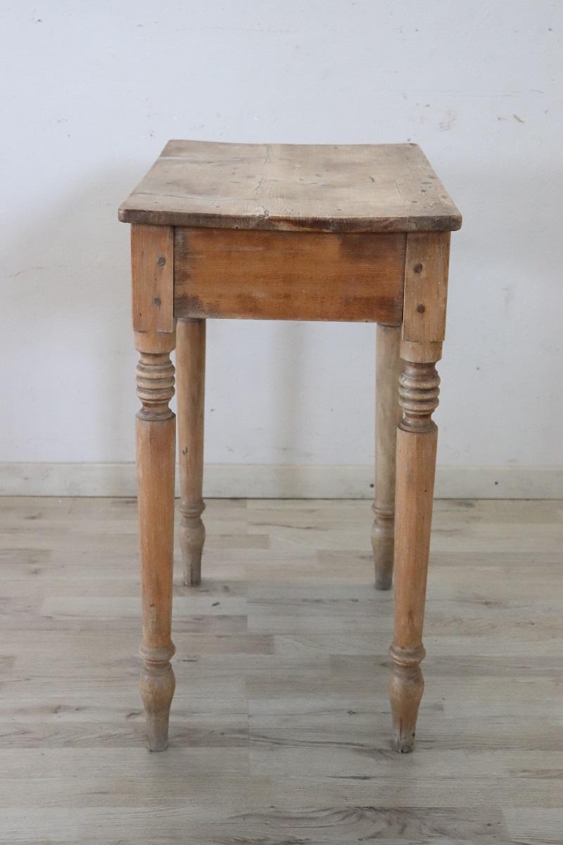 Sapin Table d'appoint italienne ancienne du 19ème siècle en bois de sapin massif de couleur naturelle en vente