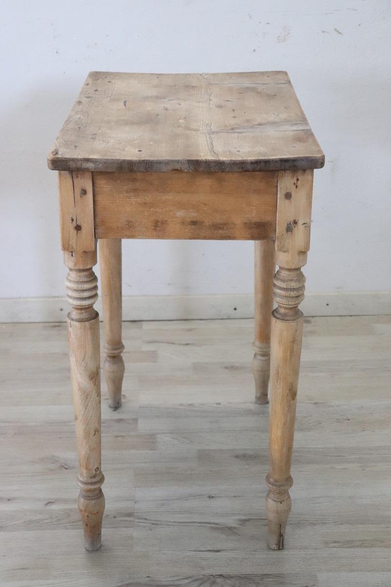 Table d'appoint italienne ancienne du 19ème siècle en bois de sapin massif de couleur naturelle en vente 1