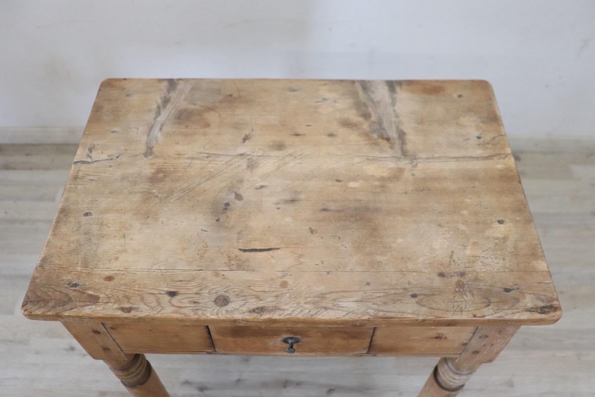 Table d'appoint italienne ancienne du 19ème siècle en bois de sapin massif de couleur naturelle en vente 2