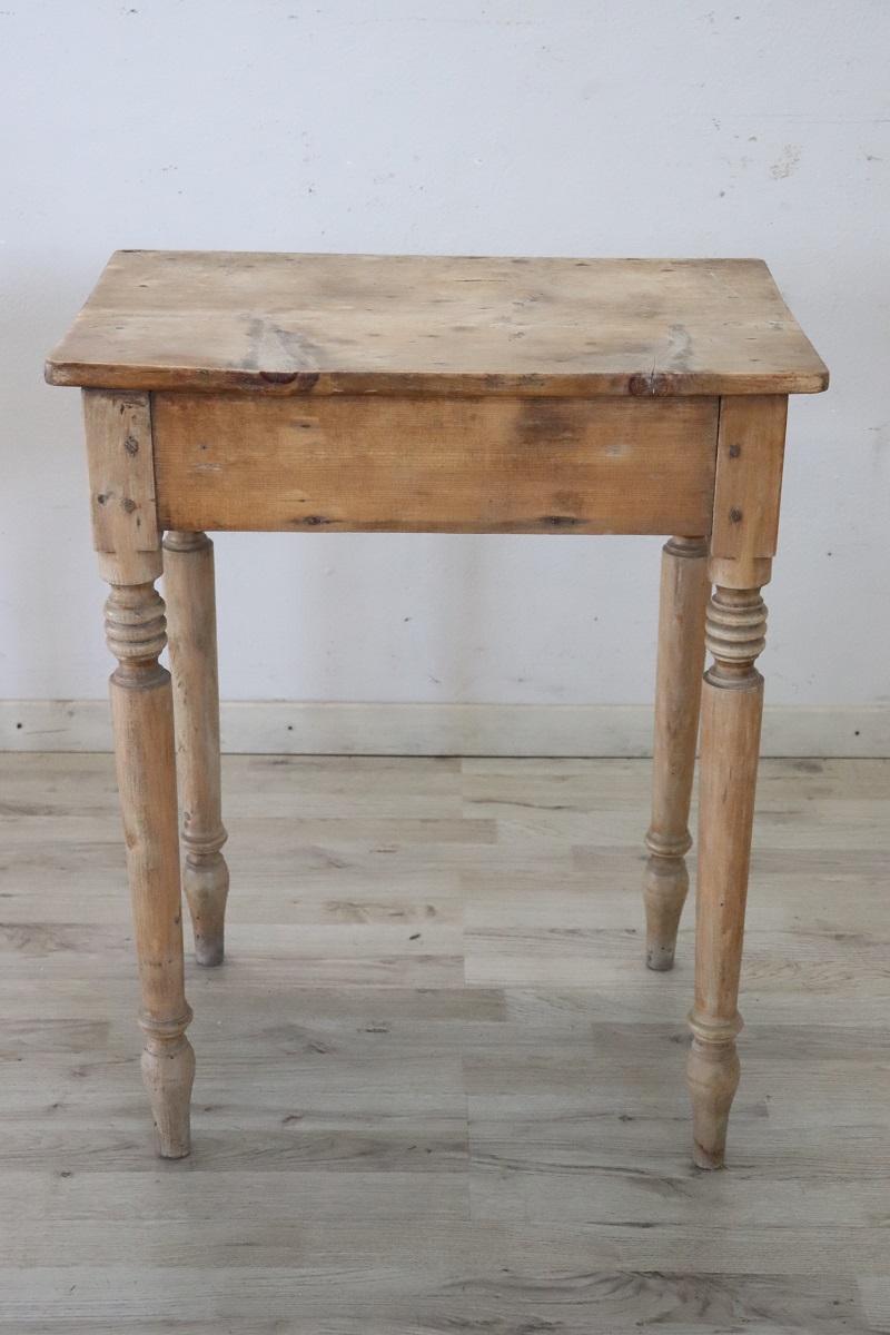 Table d'appoint italienne ancienne du 19ème siècle en bois de sapin massif de couleur naturelle en vente 3