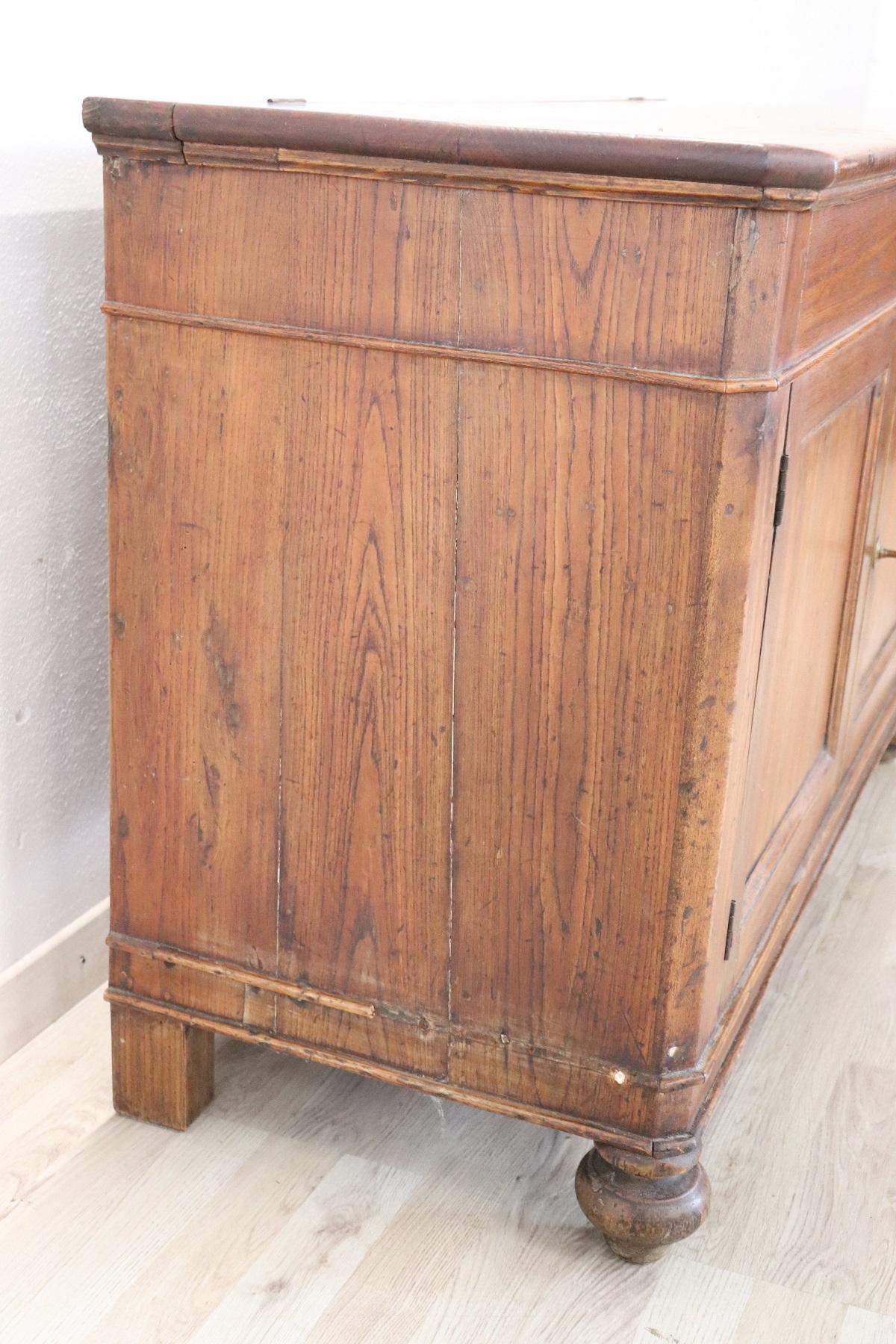 Particular antique sideboard or buffet in solid oakwood. Very simple and linear, suitable for any environment. The peculiarity of this sideboard is the compartment under the top. This room was used in the nineteenth century by Italian women who,