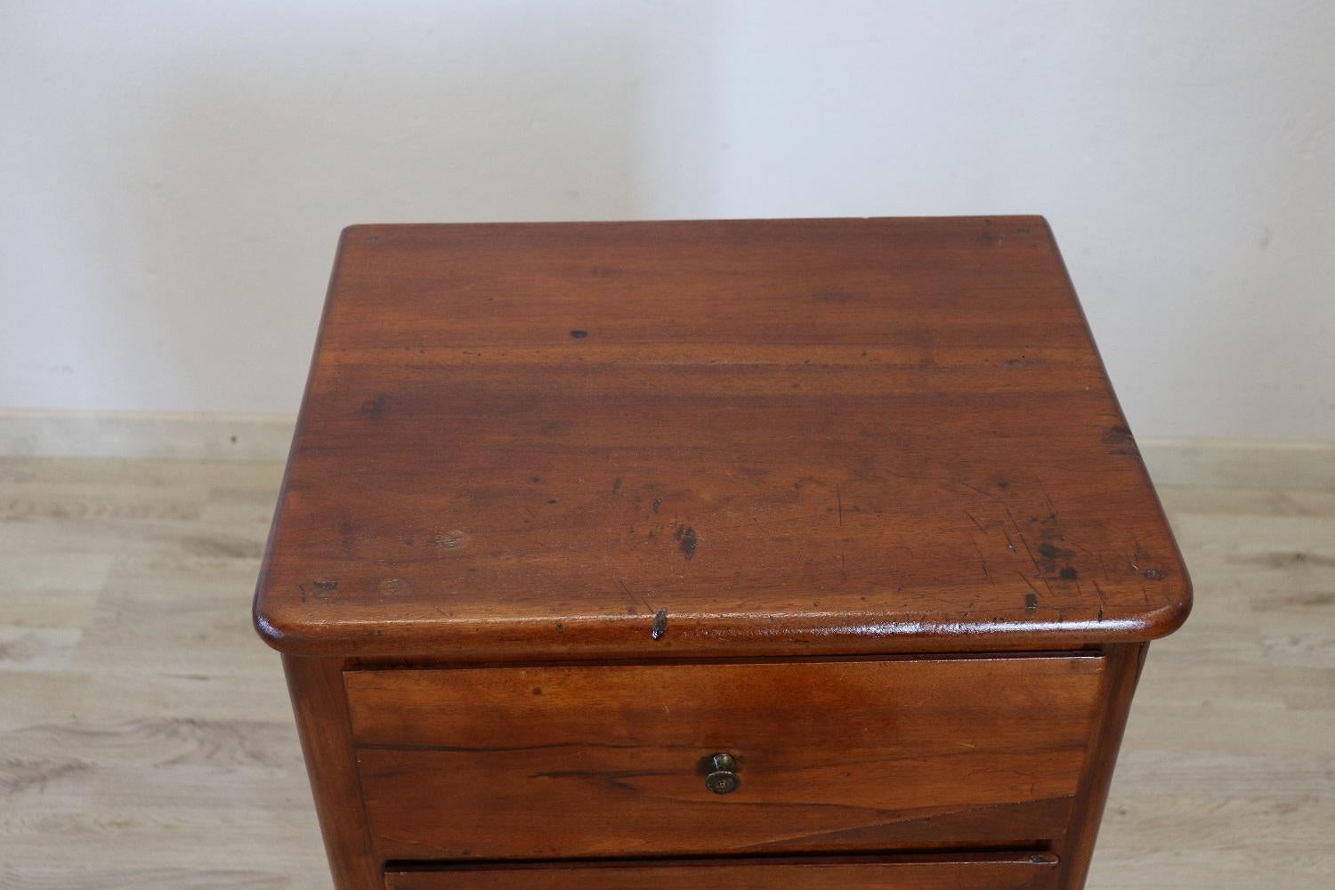 Important antique Italian nightstand 1850s in solid walnut wood. The nightstand very refined linear and elegant. On the front one-drawer and one-door Very elegant ideal in every room of the house. Restored, ready to be inserted in your beautiful