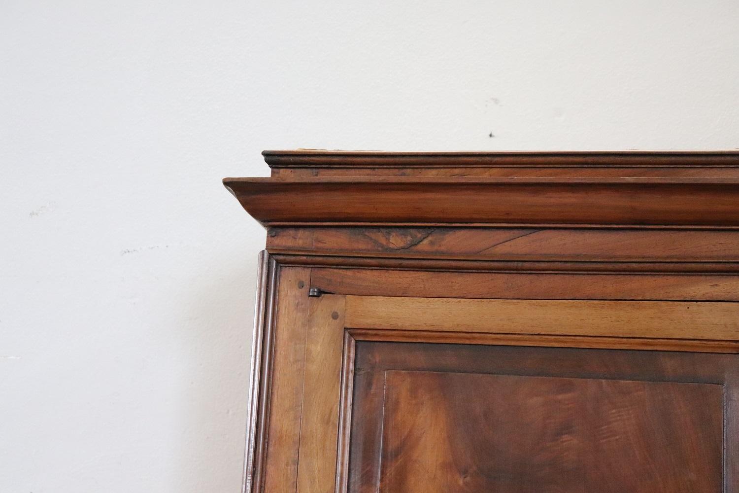 19th Century Italian Solid Walnut Antique Sideboard In Excellent Condition For Sale In Casale Monferrato, IT