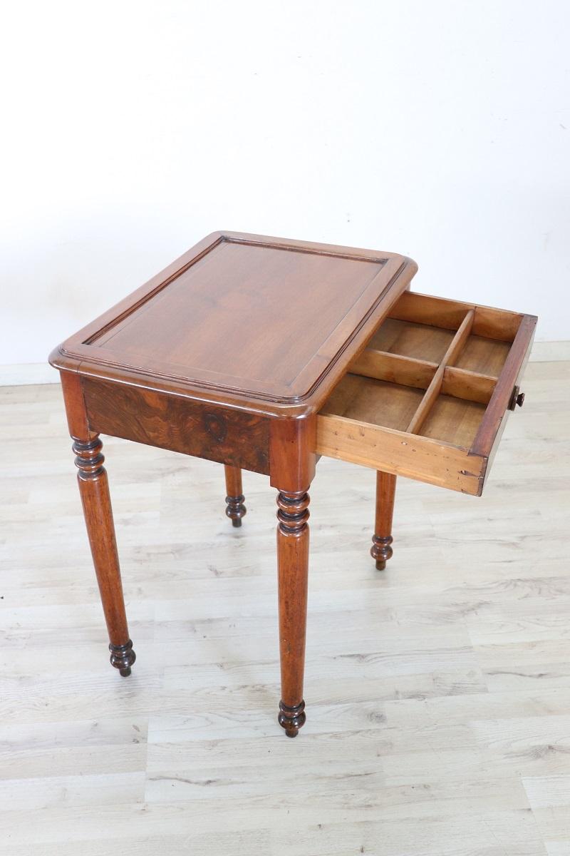 19th Century Italian Solid Walnut Antique Small Writing Desk or Side Table In Good Condition For Sale In Casale Monferrato, IT