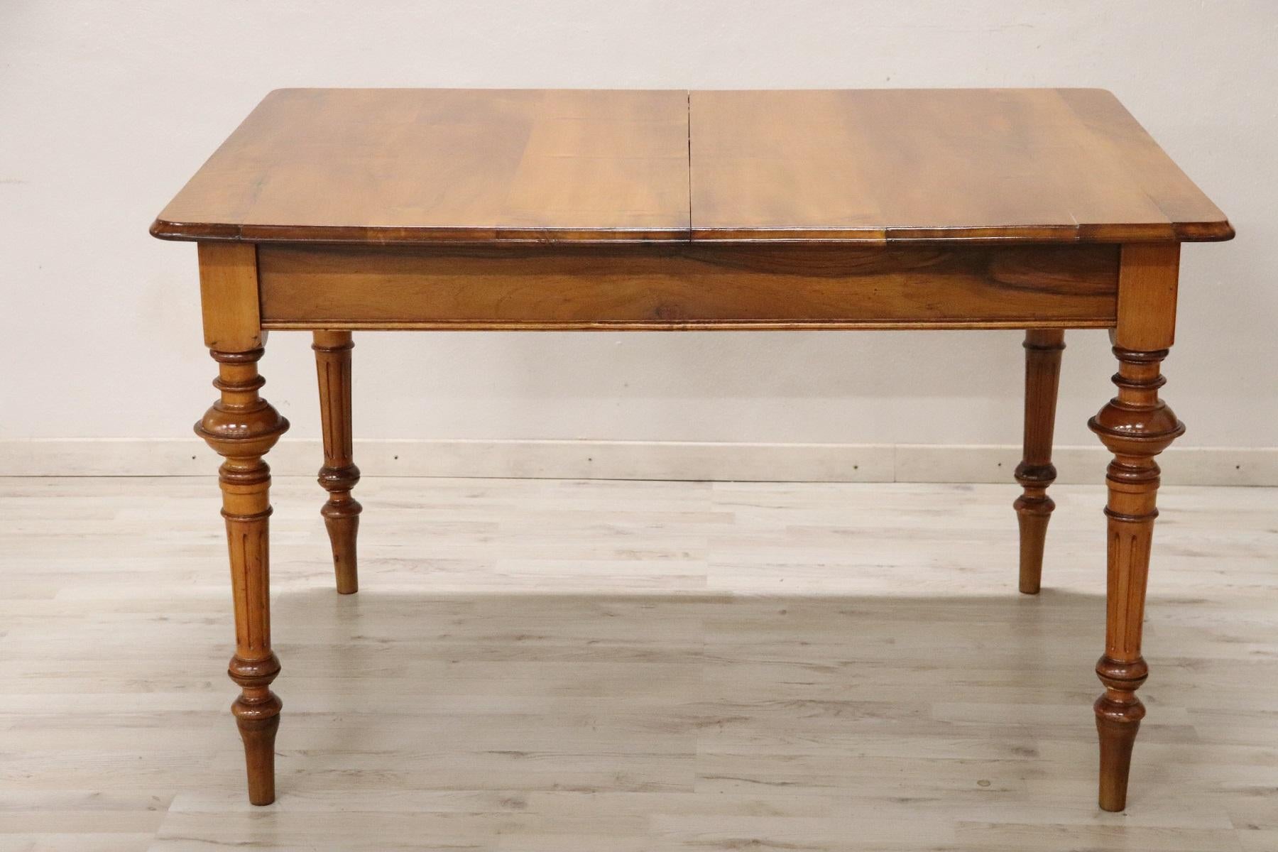 Beautiful important antique dining room table in solid walnut wood. The table extends the top to extend it are placed indoors. Table restored in perfect condition. Measures maximum length max length 230 cm inch 90.55.
 