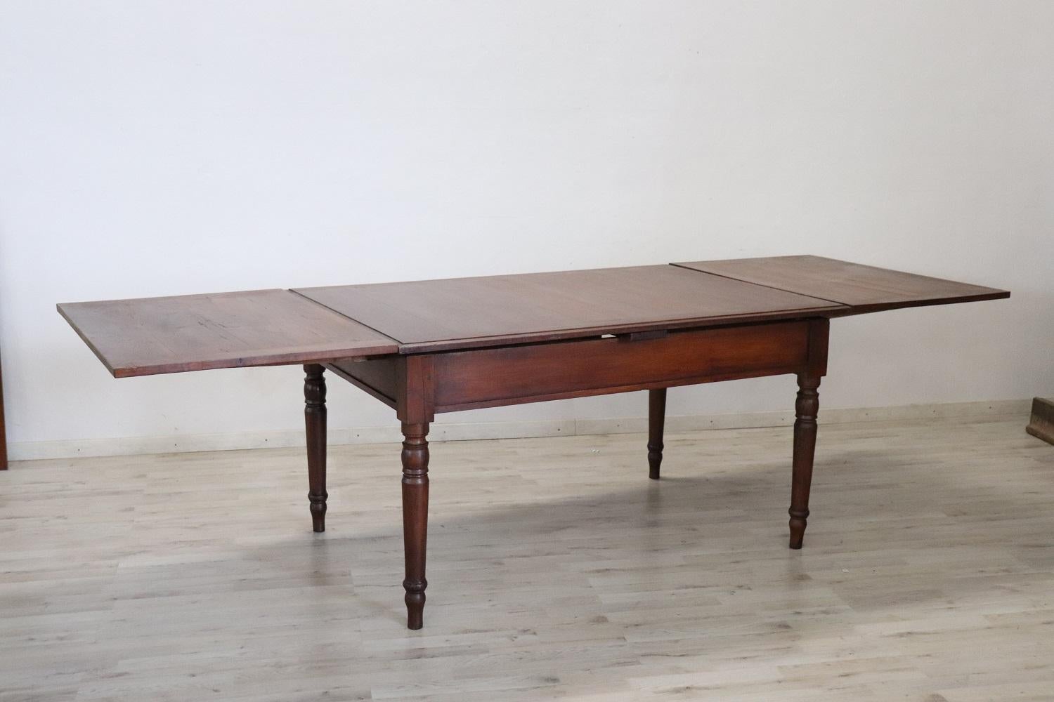 Beautiful important antique dining room table in solid walnut wood. The table extends the top to extend it are placed indoors. Table restored in perfect condition. Measures maximum length max length 285 cm inch 112.205.
  