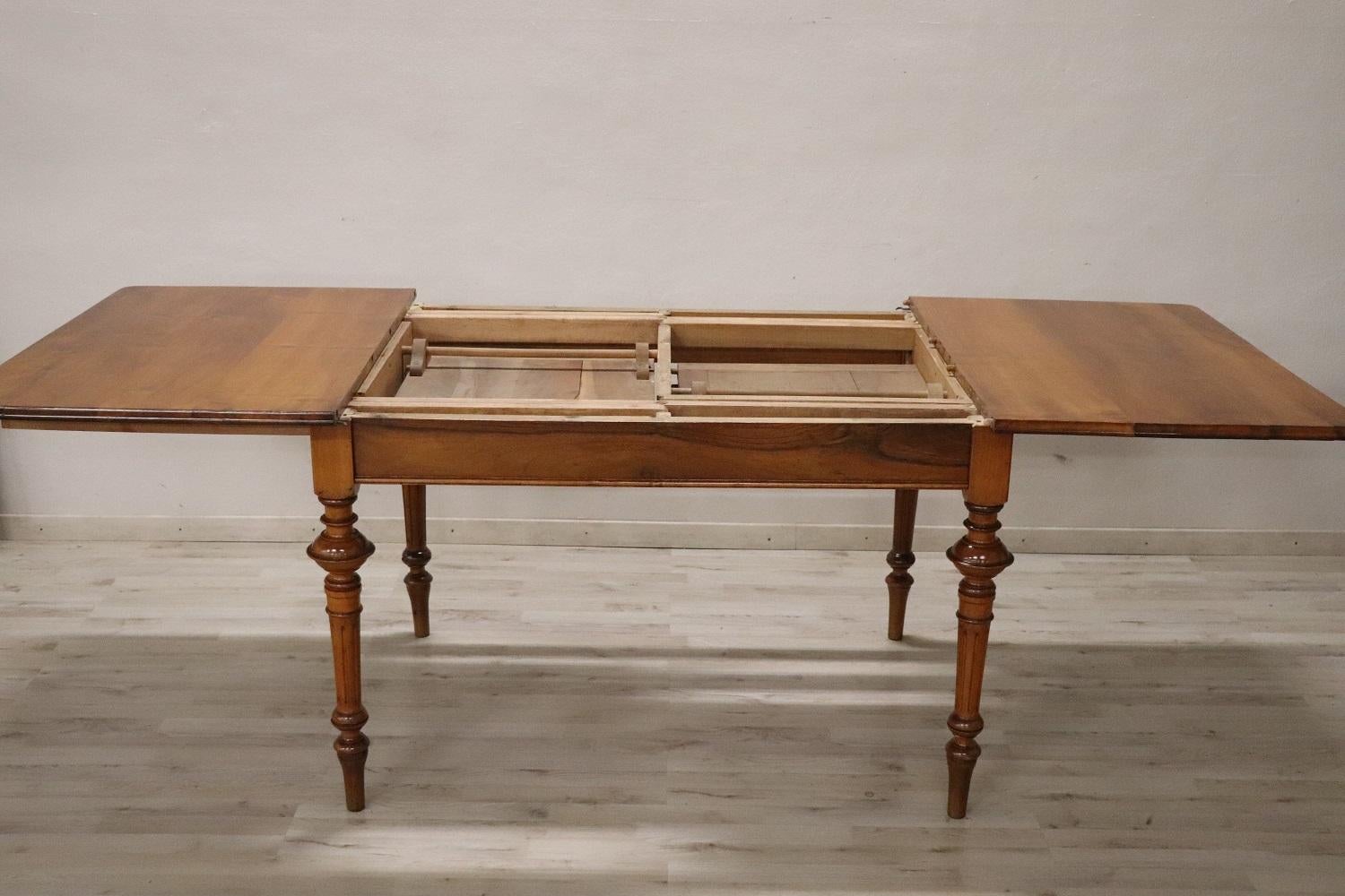 19th Century Italian Solid Walnut Extendable Antique Dining Room Table In Excellent Condition In Casale Monferrato, IT