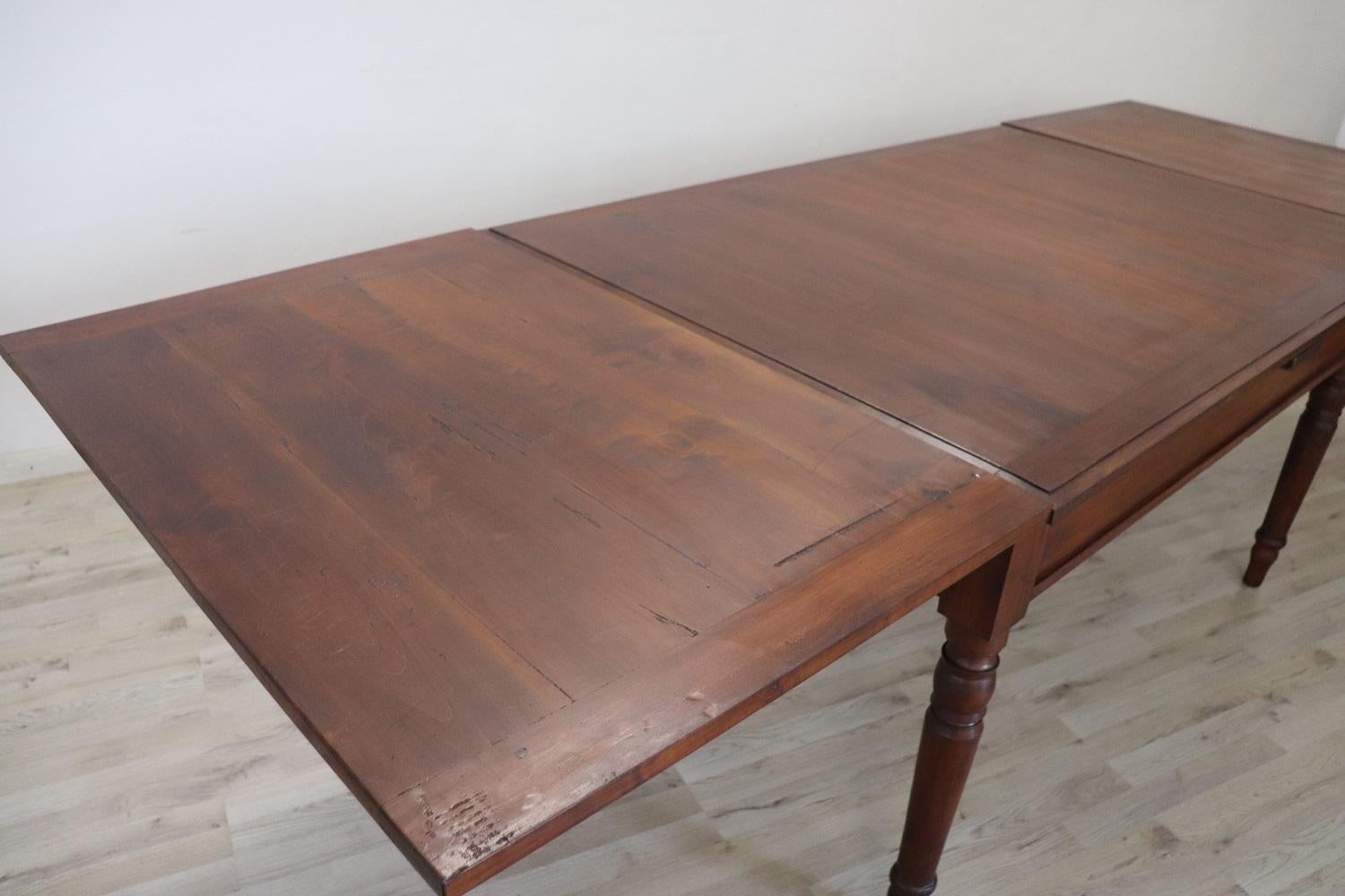 19th Century Italian Solid Walnut Extendable Antique Dining Room Table In Excellent Condition In Casale Monferrato, IT