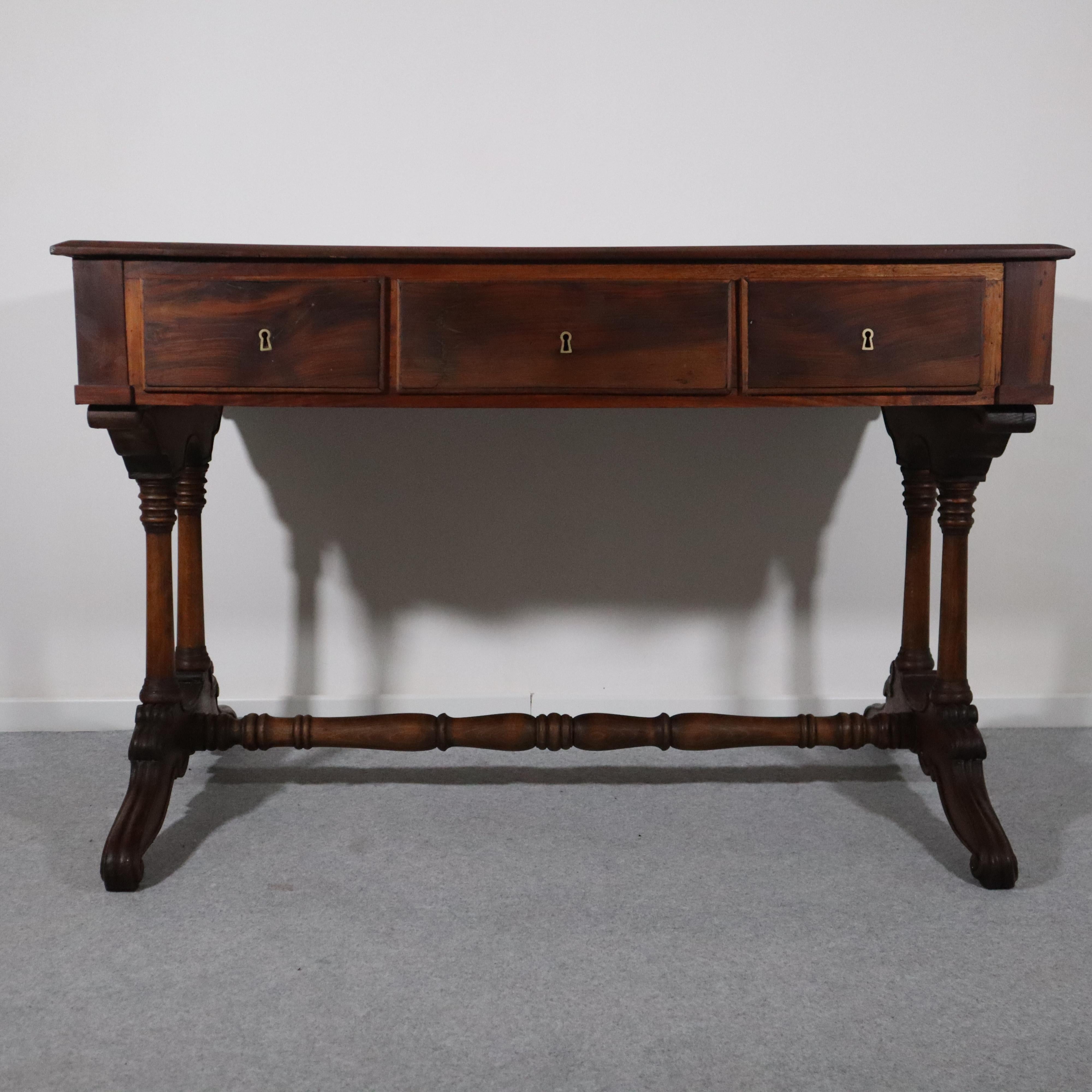 19th century italian solid walnut Louis Philippe desk In Good Condition For Sale In Nicolosi, IT