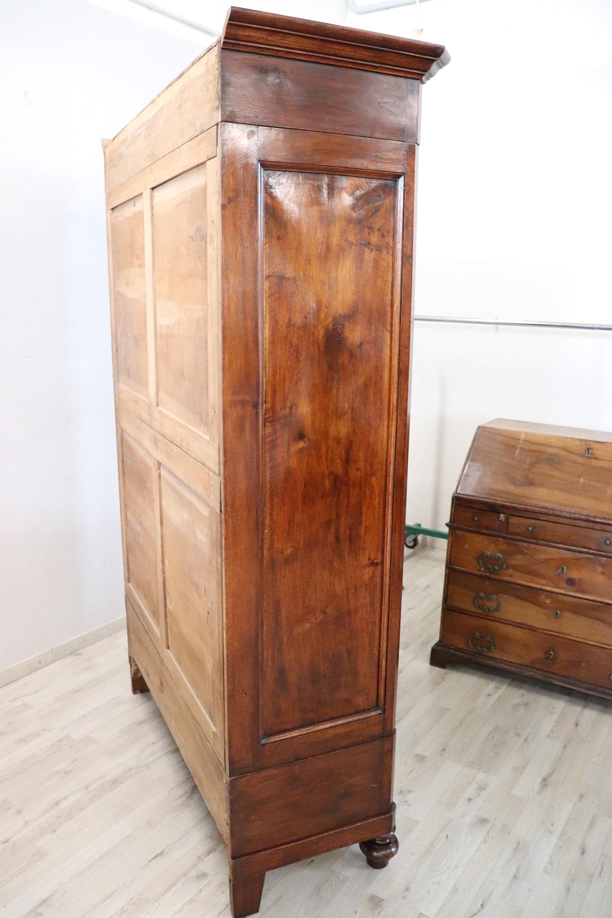 19th Century Italian Solid Walnut Wood Antique Wardrobe or Armoire In Excellent Condition In Casale Monferrato, IT