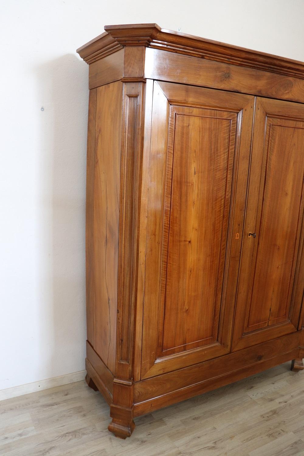Rare et importante armoire ancienne en bois de noyer massif fabriquée dans les années 1850. A l'intérieur, il y a beaucoup d'étagères mais si vous voulez, vous pouvez changer avec un bâton pour suspendre les vêtements. Très linéaire, parfait aussi