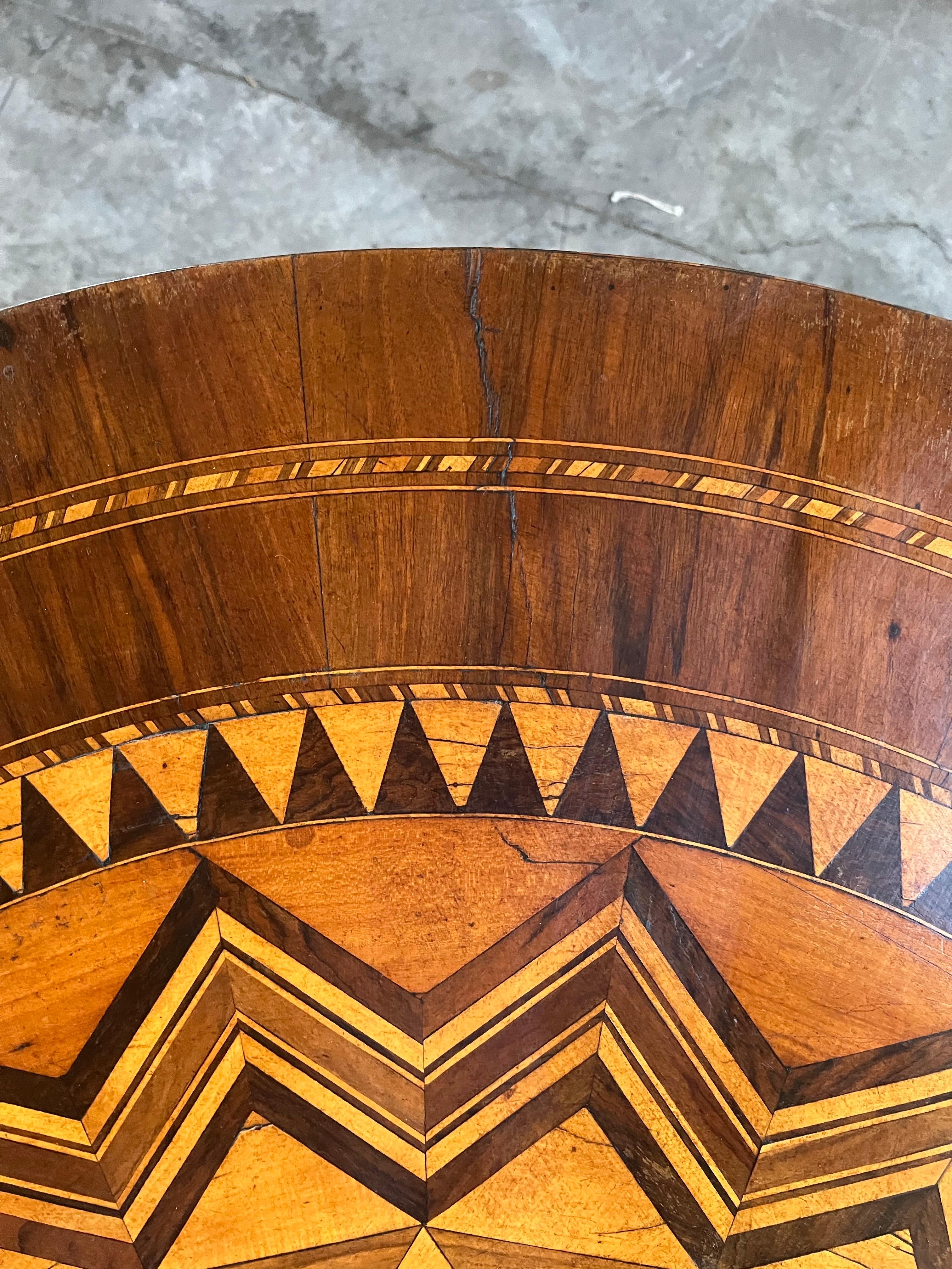 Table d'appoint italienne incrustée Sorrento du 19ème siècle en vente 3