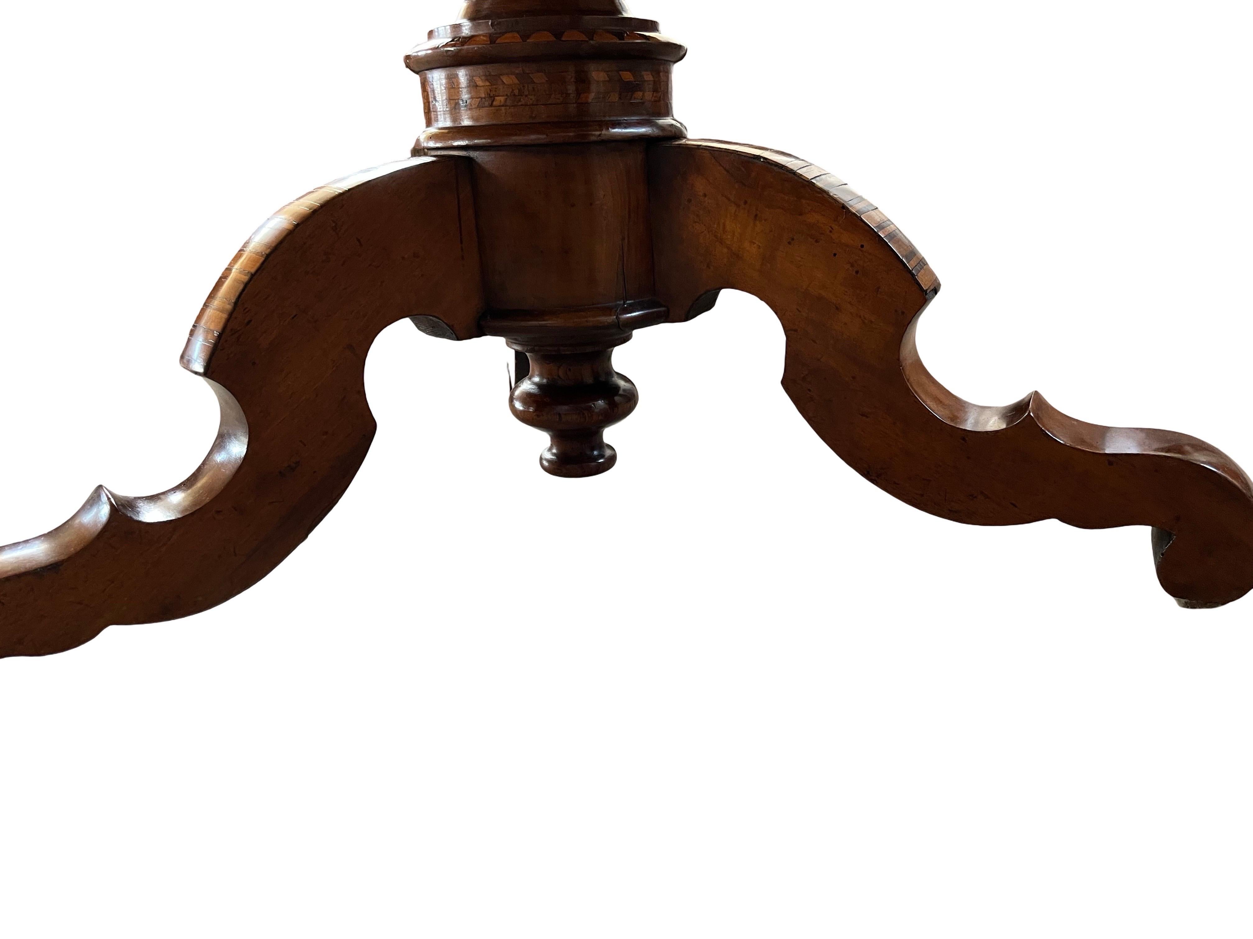Sculpté à la main Table d'appoint italienne incrustée Sorrento du 19ème siècle en vente