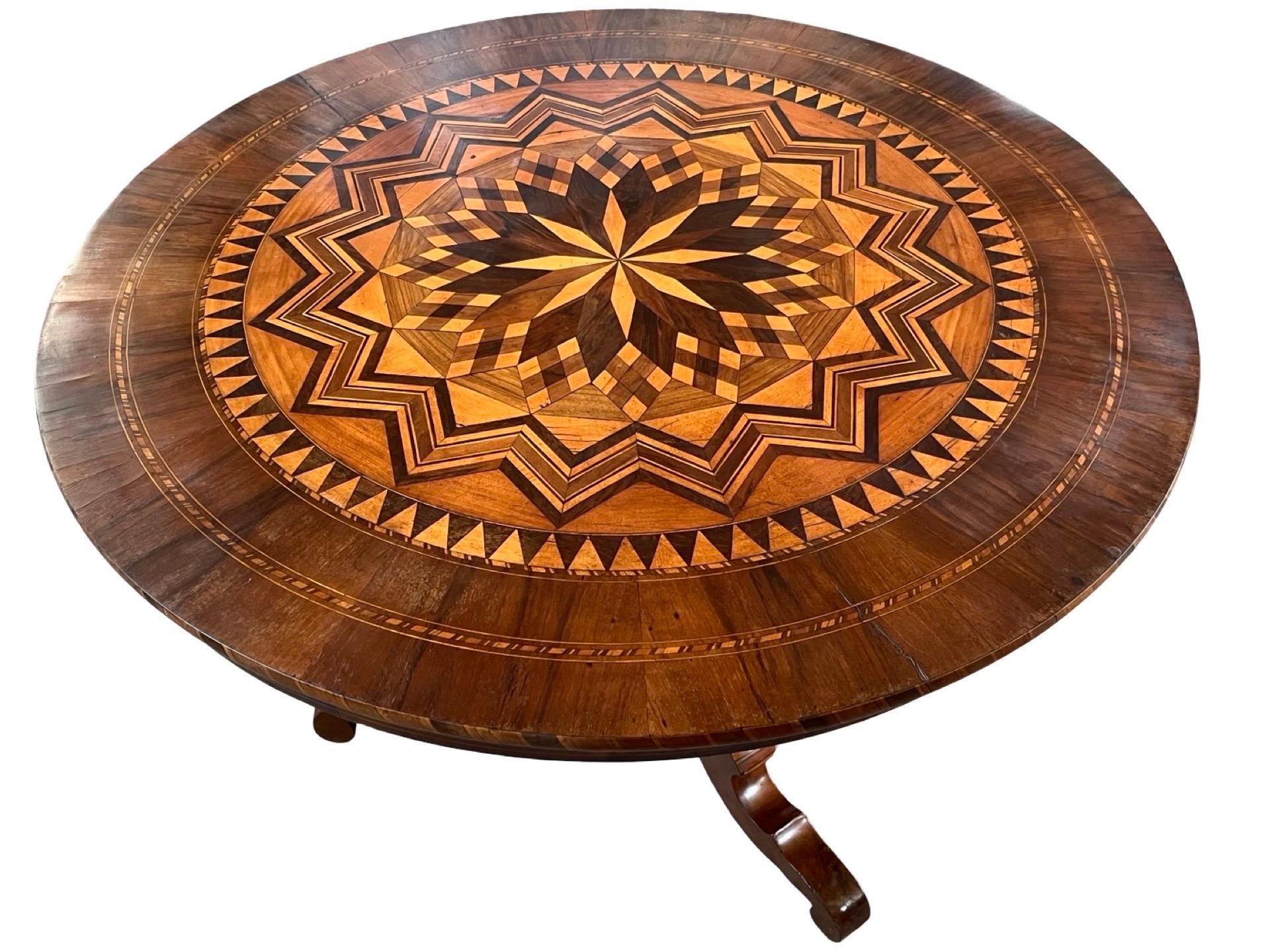 Sculpté à la main Table d'appoint italienne incrustée Sorrento du 19ème siècle en vente