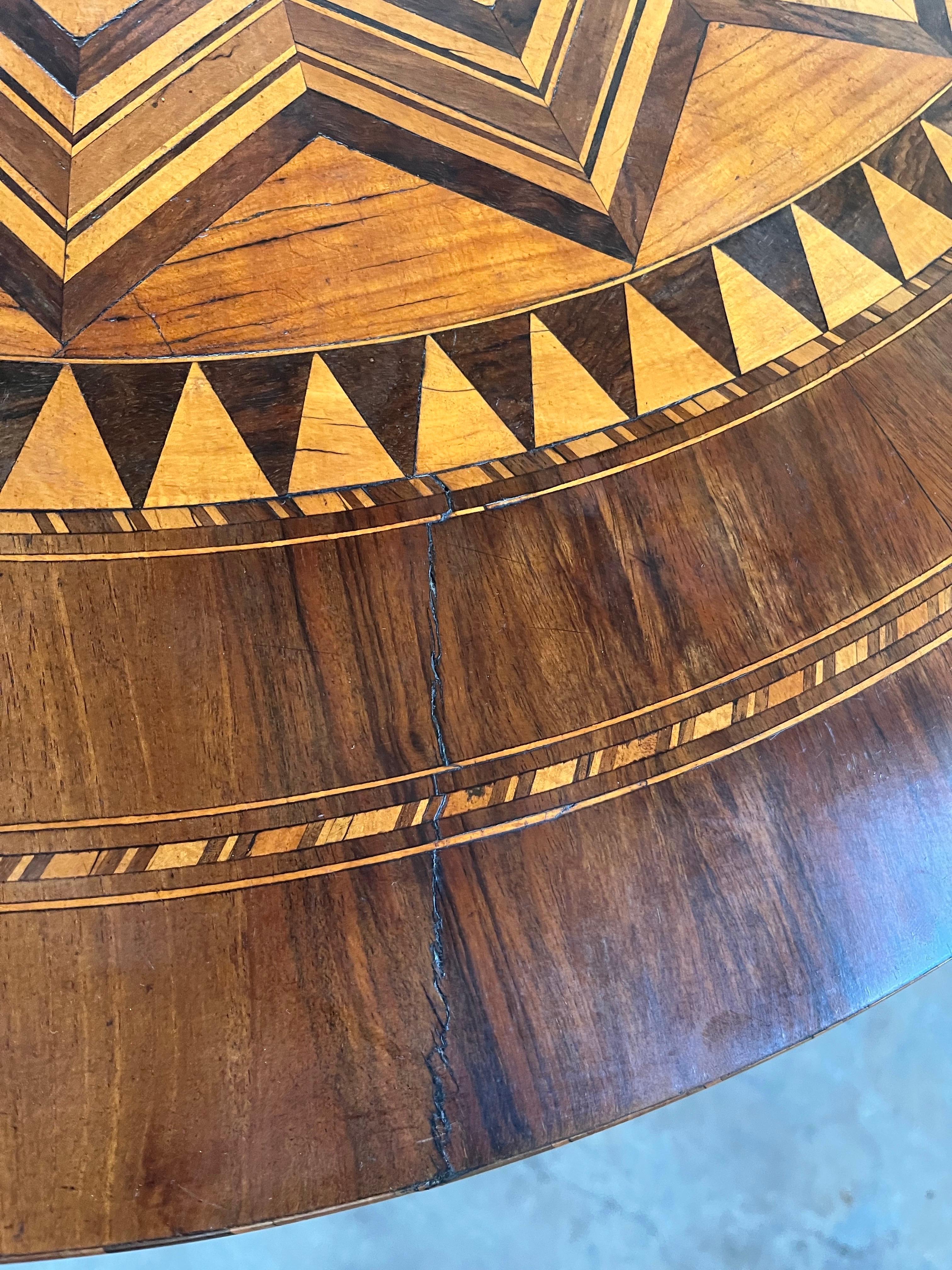 Table d'appoint italienne incrustée Sorrento du 19ème siècle Bon état - En vente à Viterbo, VT