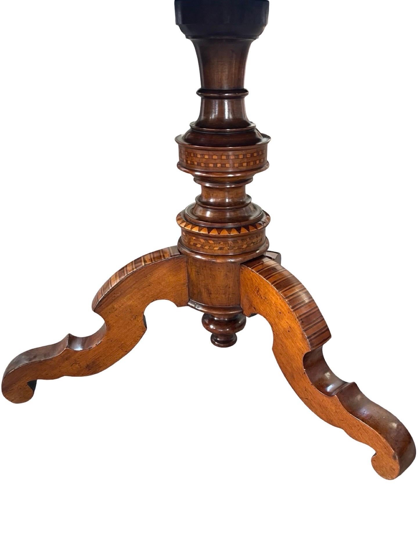 Peuplier Table d'appoint italienne incrustée Sorrento du 19ème siècle en vente