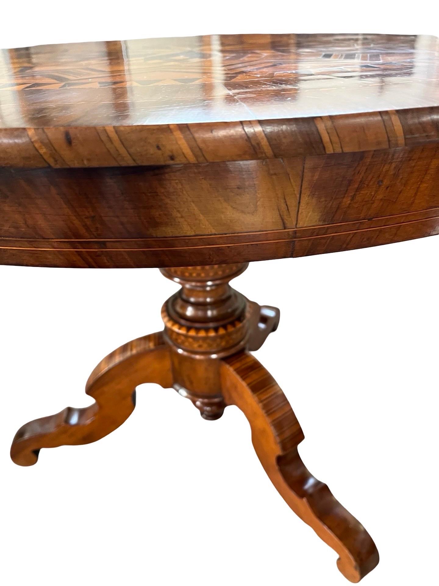Peuplier Table d'appoint italienne incrustée Sorrento du 19ème siècle en vente