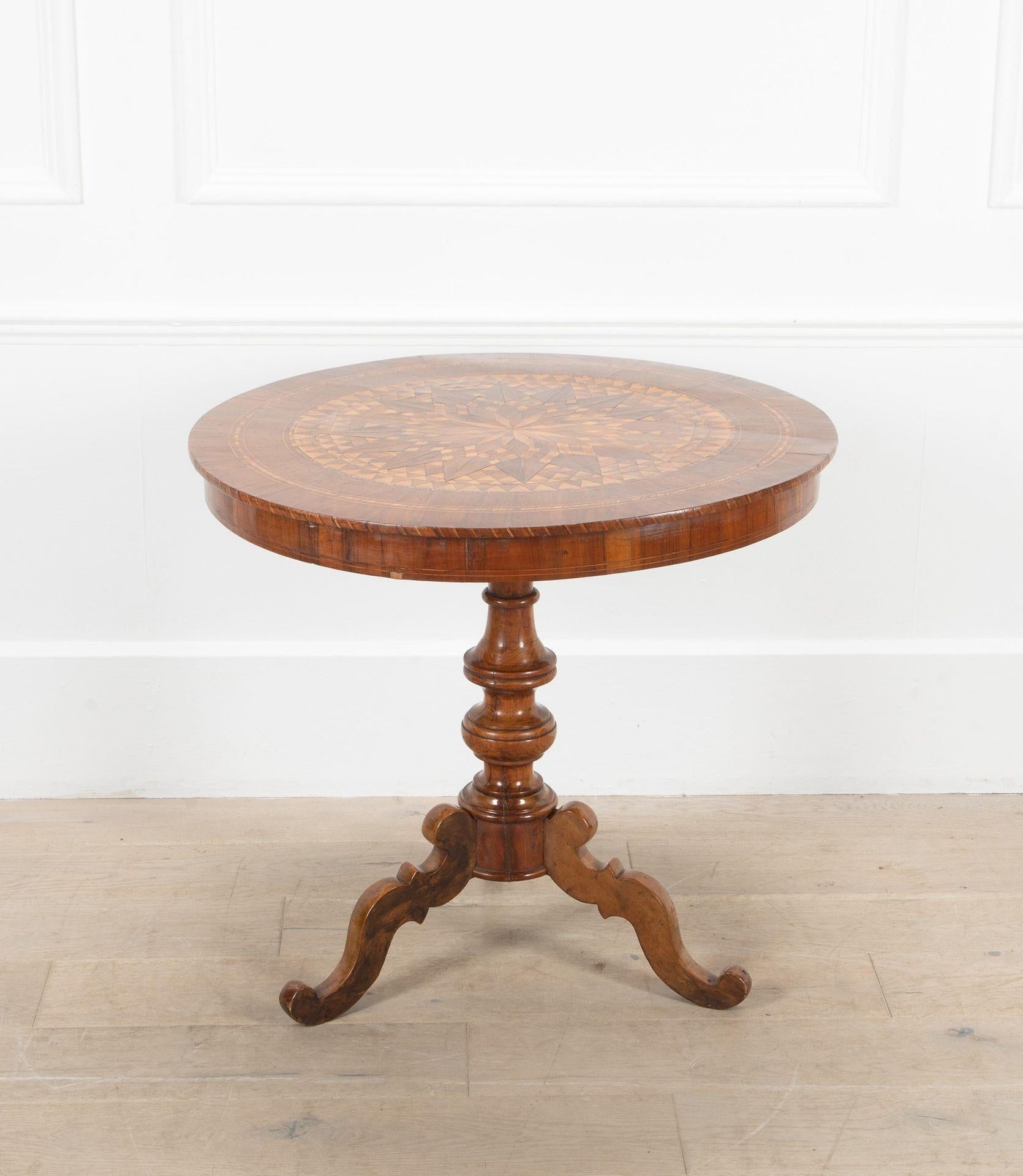 Table circulaire ou guéridon italien en marqueterie de noyer provenant de la région de Sorrente en Italie.
Circa 1850.