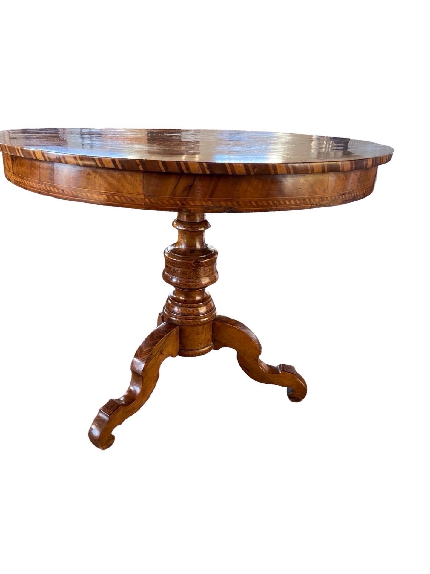 Hand-Carved 19th Century Italian Sorrento Table In Walnut With Fruitwood Geometric Inlay