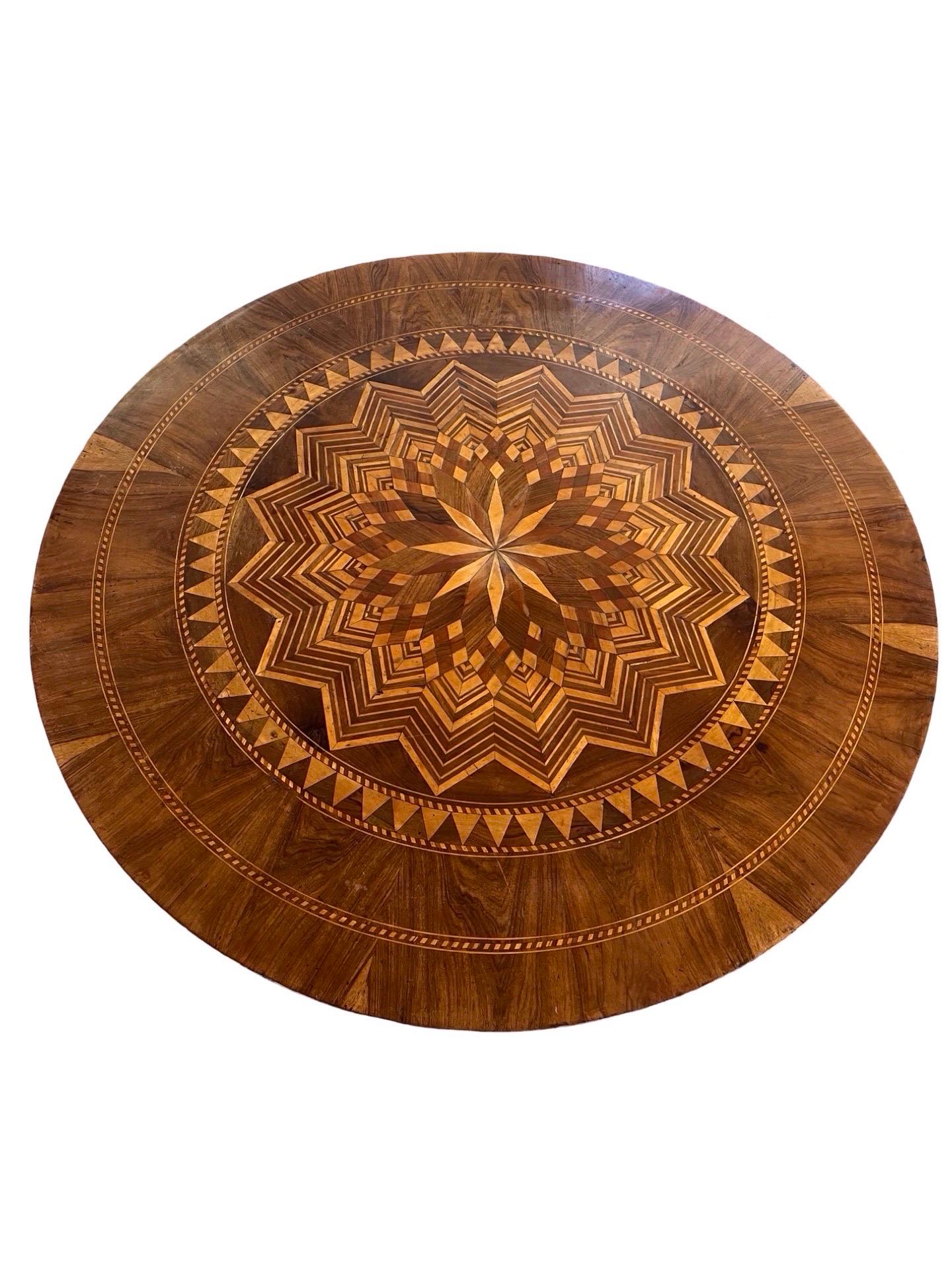 19th Century Italian Sorrento Table In Walnut With Fruitwood Geometric Inlay In Good Condition In Carmine, TX
