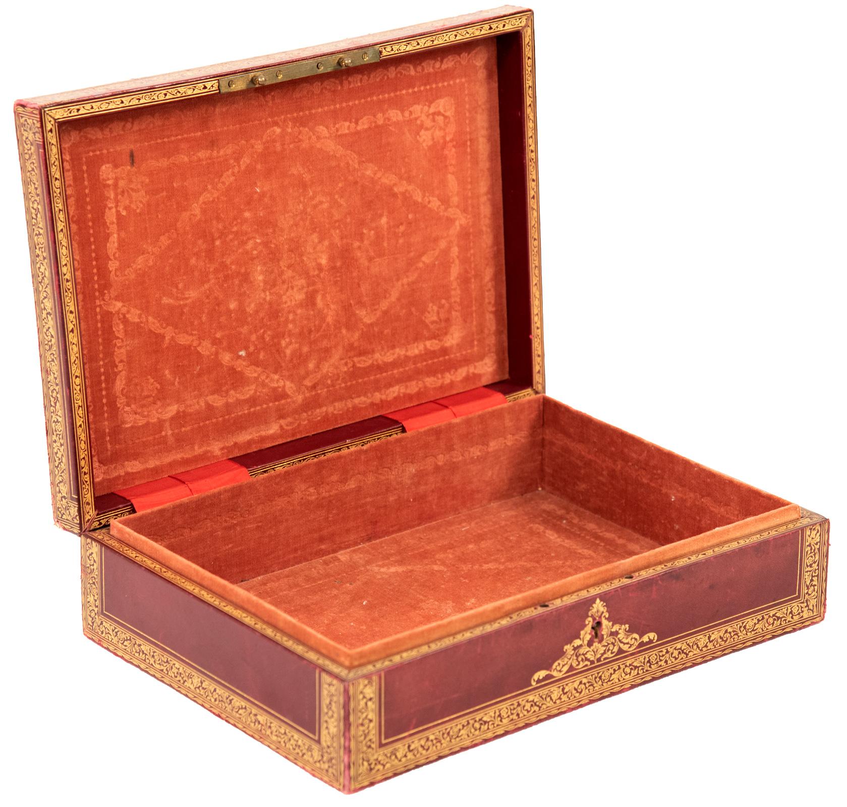 Scatola in pelle rossa con timbro e doratura del XIX secolo e interno in pelle scamosciata In condizioni discrete in vendita a Salt Lake City, UT