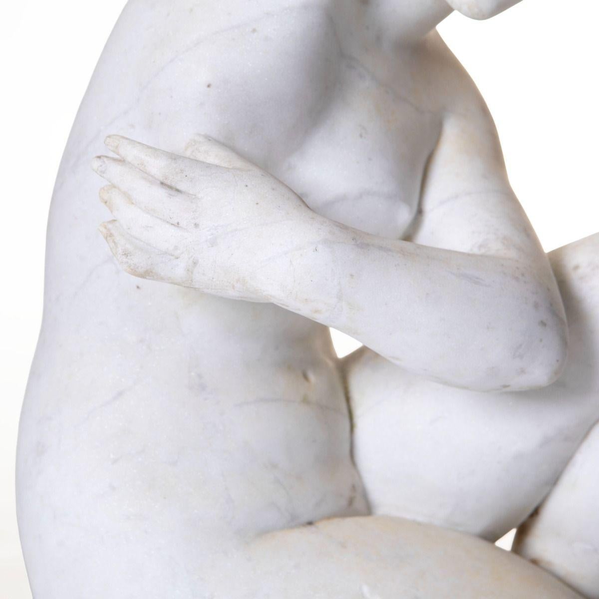 Scultura in marmo statuario italiano del XIX secolo con Venere inginocchiata, 81 cm in vendita 3