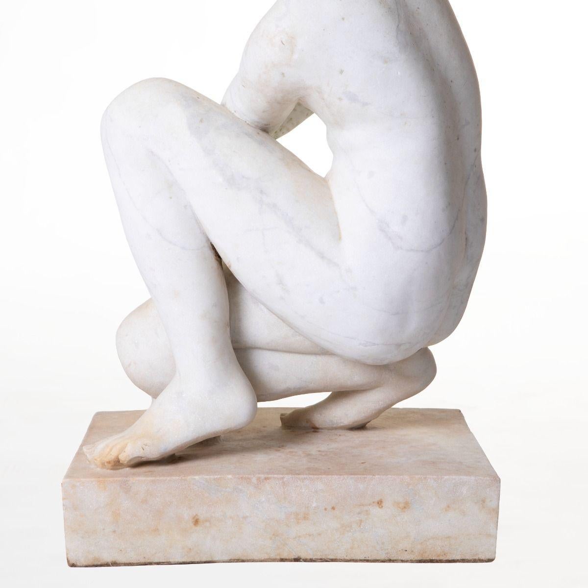Scultura in marmo statuario italiano del XIX secolo con Venere inginocchiata, 81 cm in vendita 4