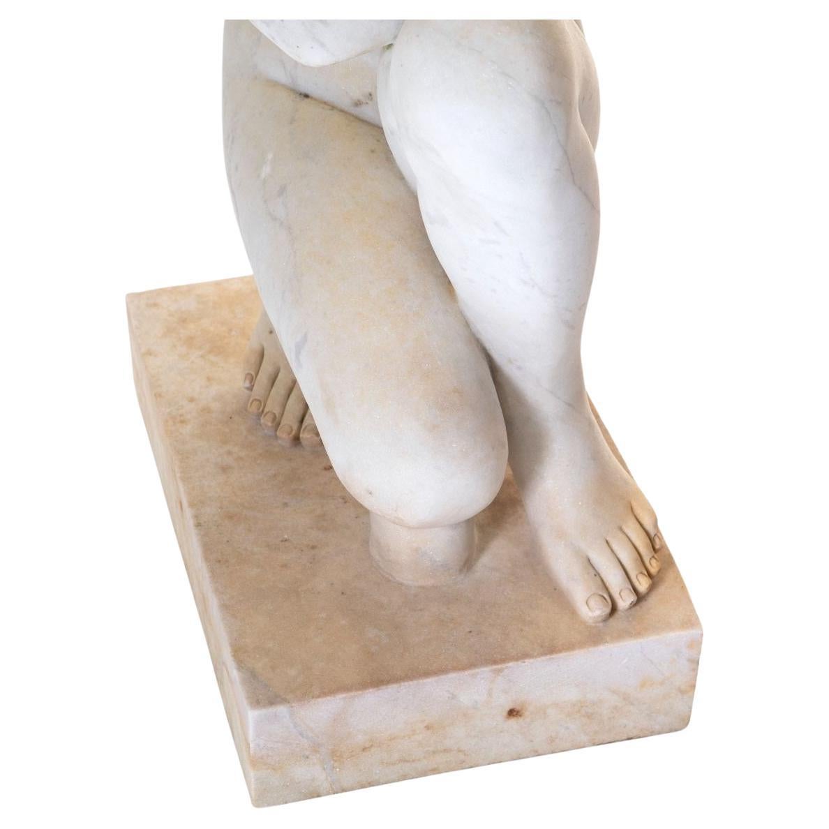 Scultura in marmo statuario italiano del XIX secolo con Venere inginocchiata, 81 cm in vendita 5