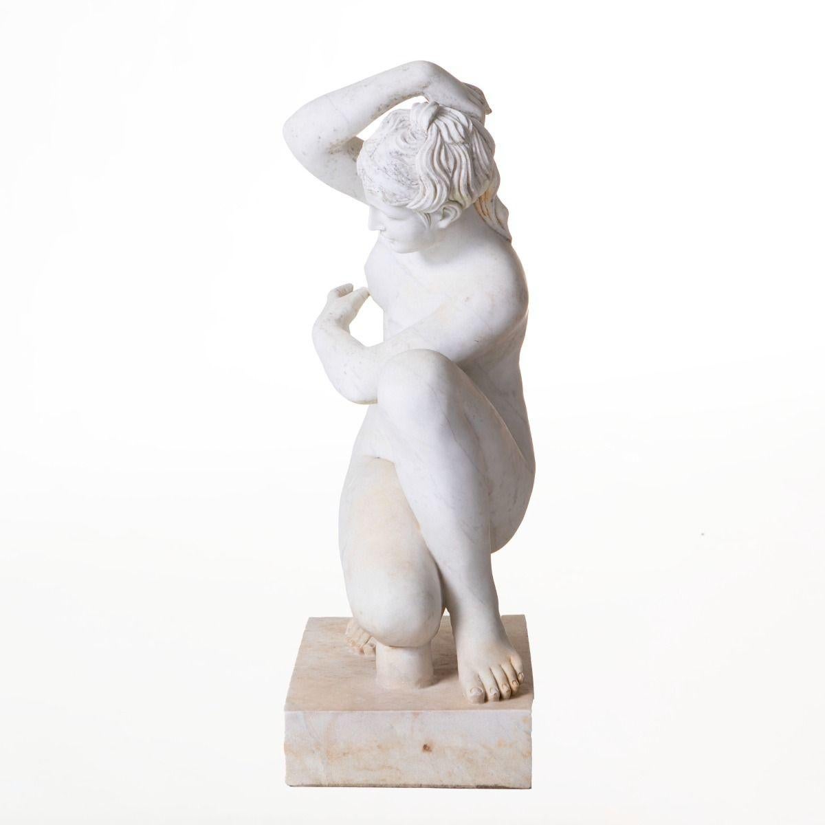 Un'imponente scultura in marmo statuario italiano, eseguita intorno al 1880. La figura raffigura Venere (Afrodite nella tradizione greca) nella posa classica nota come Venere inginocchiata.

Le statue di Venere erano molto popolari nell'Impero