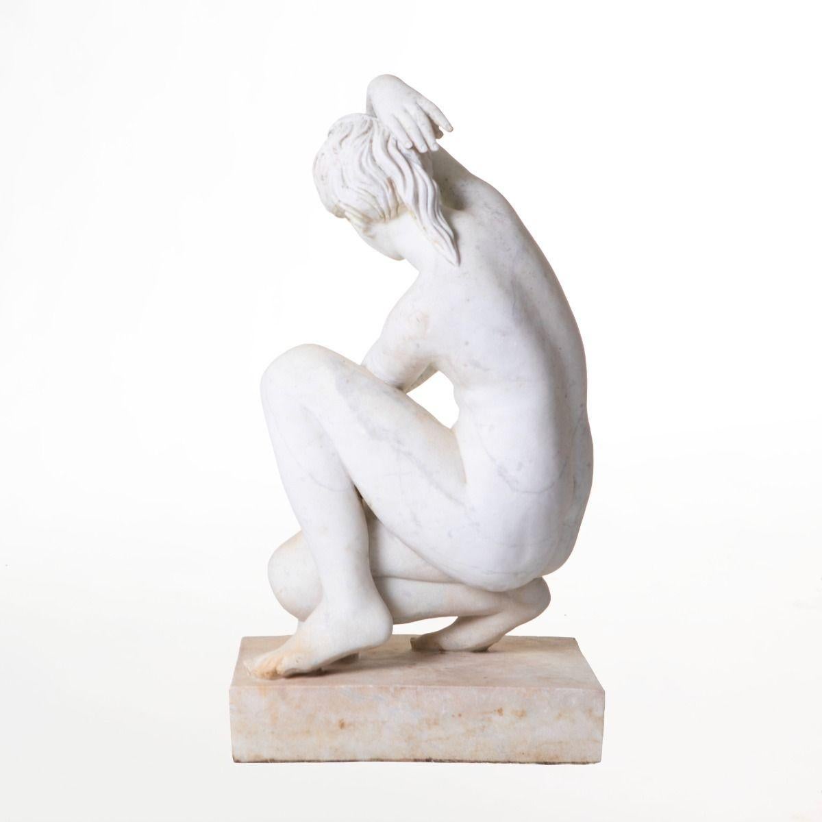 Neoclassico Scultura in marmo statuario italiano del XIX secolo con Venere inginocchiata, 81 cm in vendita