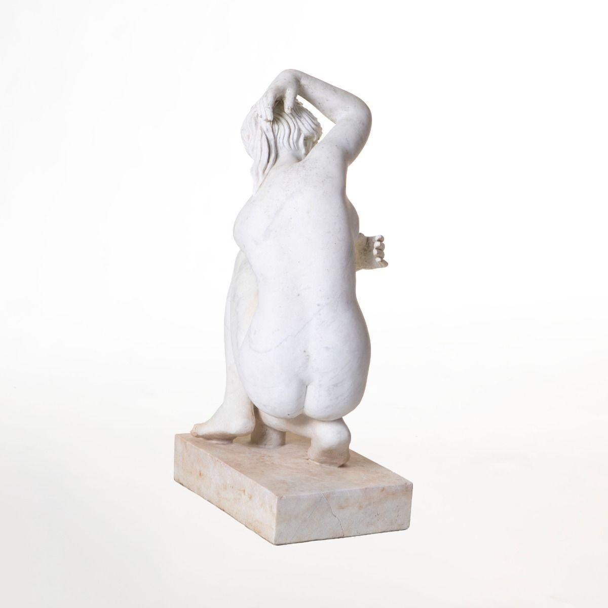 Italiano Scultura in marmo statuario italiano del XIX secolo con Venere inginocchiata, 81 cm in vendita