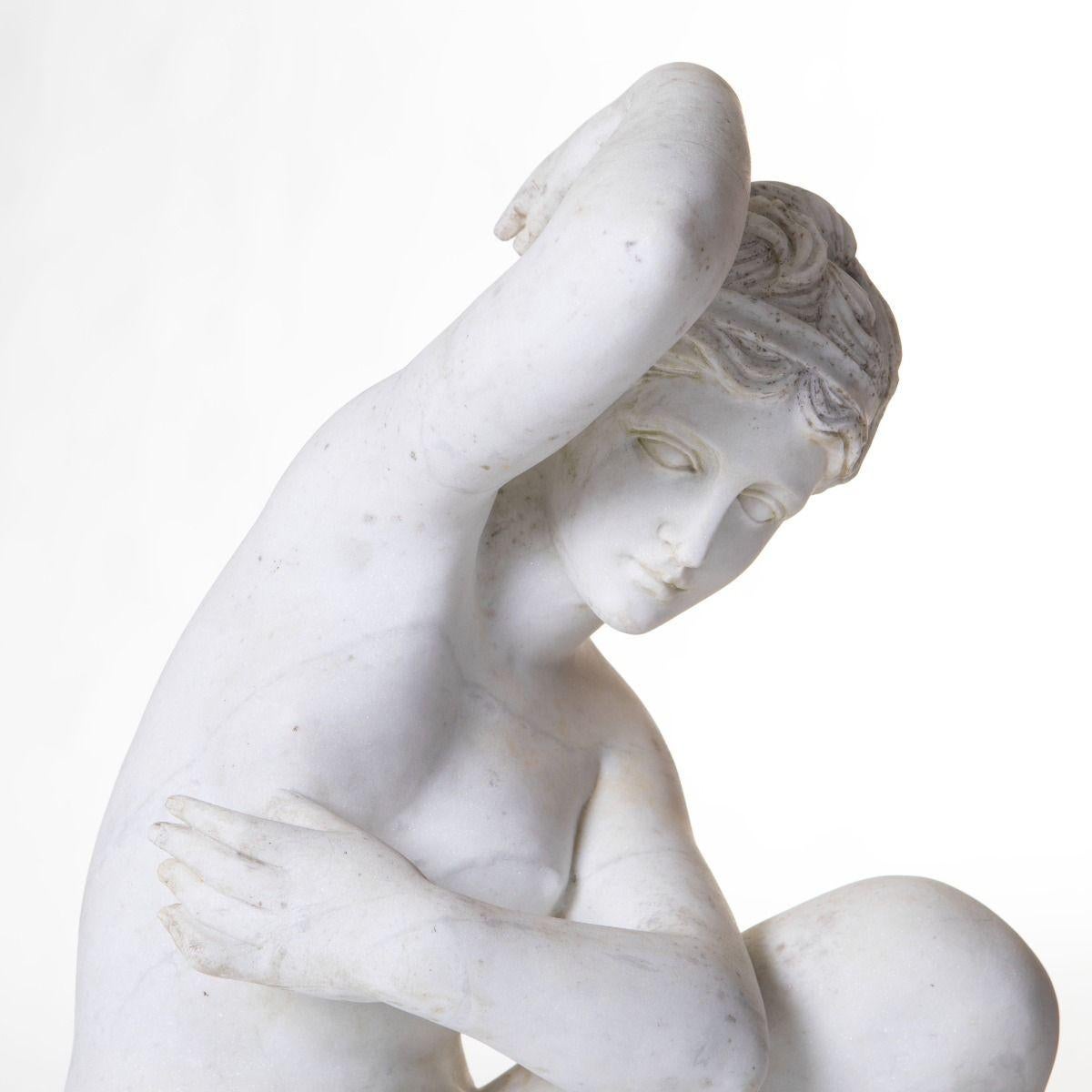 Fatto a mano Scultura in marmo statuario italiano del XIX secolo con Venere inginocchiata, 81 cm in vendita