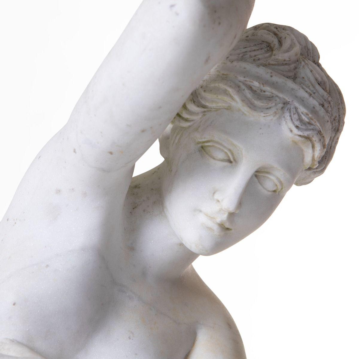 Scultura in marmo statuario italiano del XIX secolo con Venere inginocchiata, 81 cm In condizioni buone in vendita a Kastrup, DK