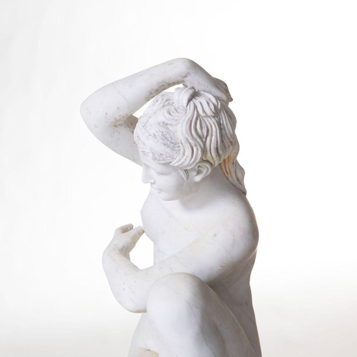 Marmo Scultura in marmo statuario italiano del XIX secolo con Venere inginocchiata, 81 cm in vendita