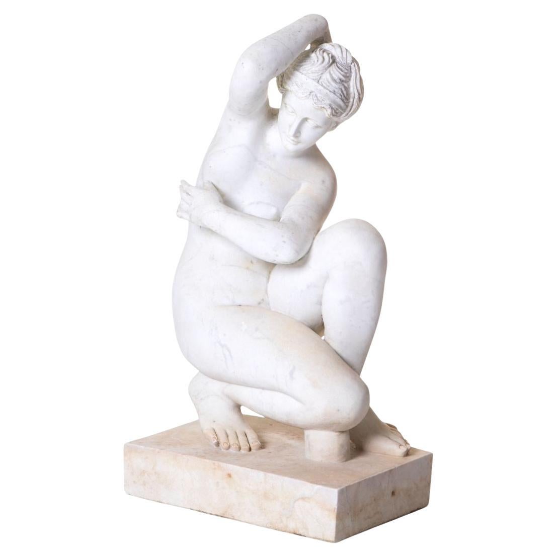 Scultura in marmo statuario italiano del XIX secolo con Venere inginocchiata, 81 cm in vendita