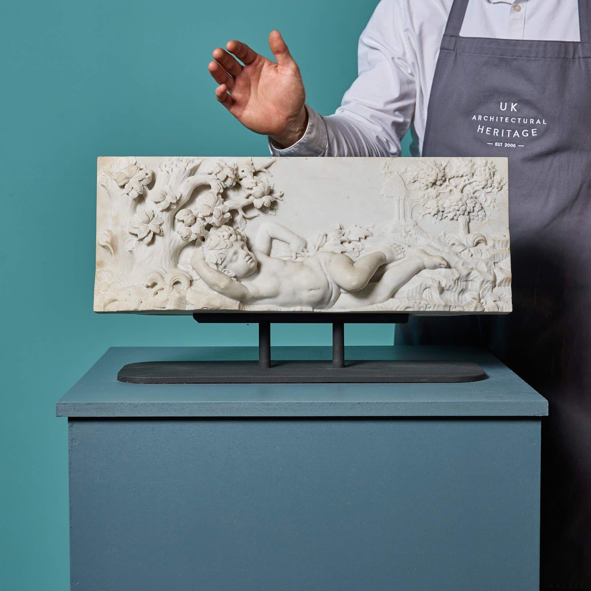 Una grande targa in marmo statuario italiano dell'inizio del XIX secolo raffigurante un cherubino o putto sdraiato, già di proprietà del 1° Conte di Mountbatten. Sapientemente scolpita in profondo rilievo, questa targa è dedicata al Famed del 17°