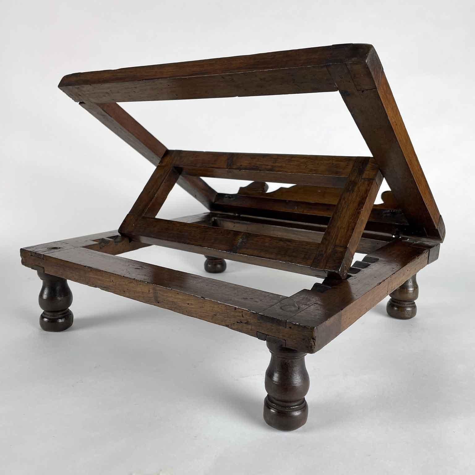 19th Century Italian Table Lectern Carved Walnut Bookstand In Good Condition In Milan, IT