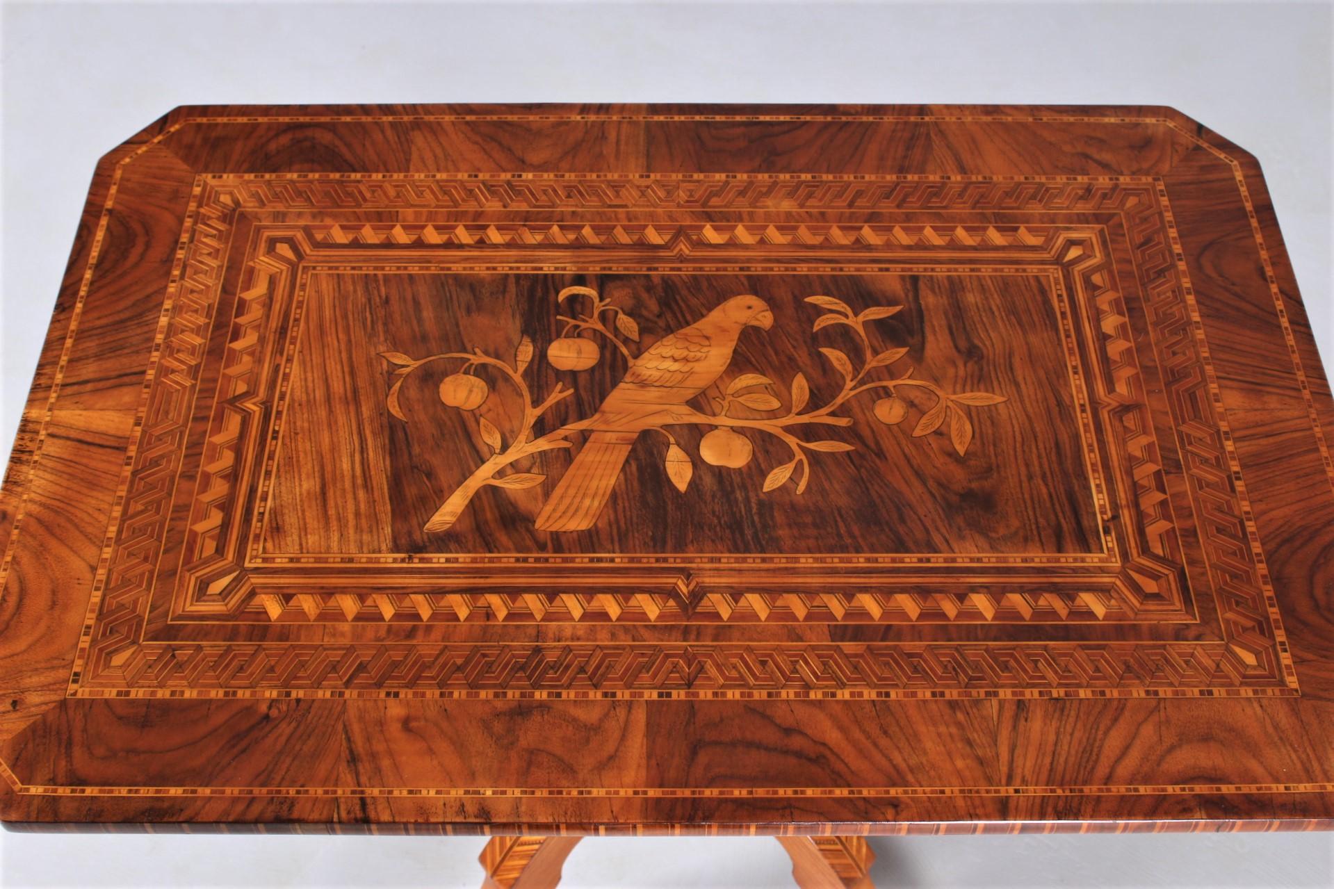 Antique table from the second half of the 19th century. Walnut veneered. Geometric and figural marquetry on the top and inlay work on the central foot.
Italian work from the area around Sorrento.

Restored and polished with shellac.
Dimensions: